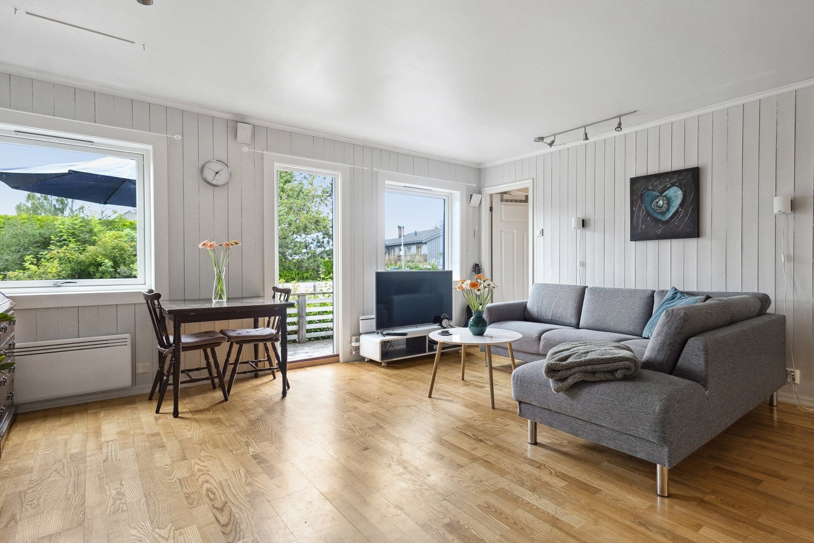 Stuen med med god plass til sofamøbelement Galleribilde