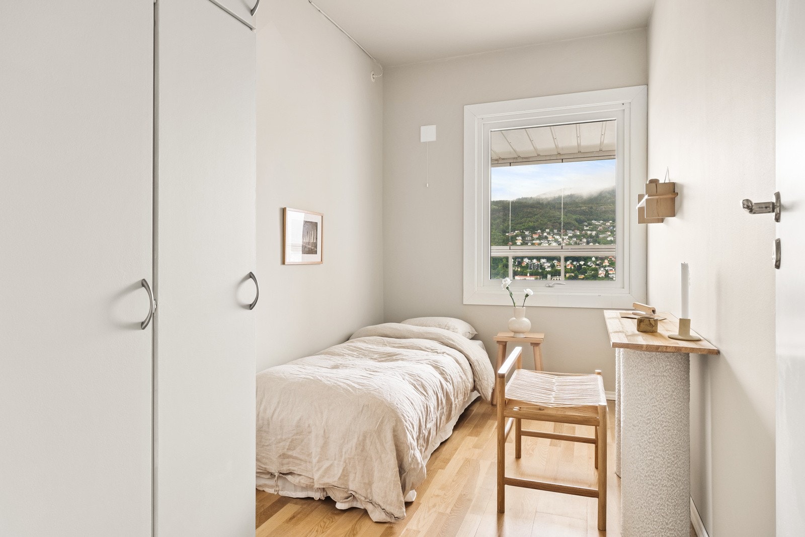 Slette vegger og laminat på gulv. Galleribilde
