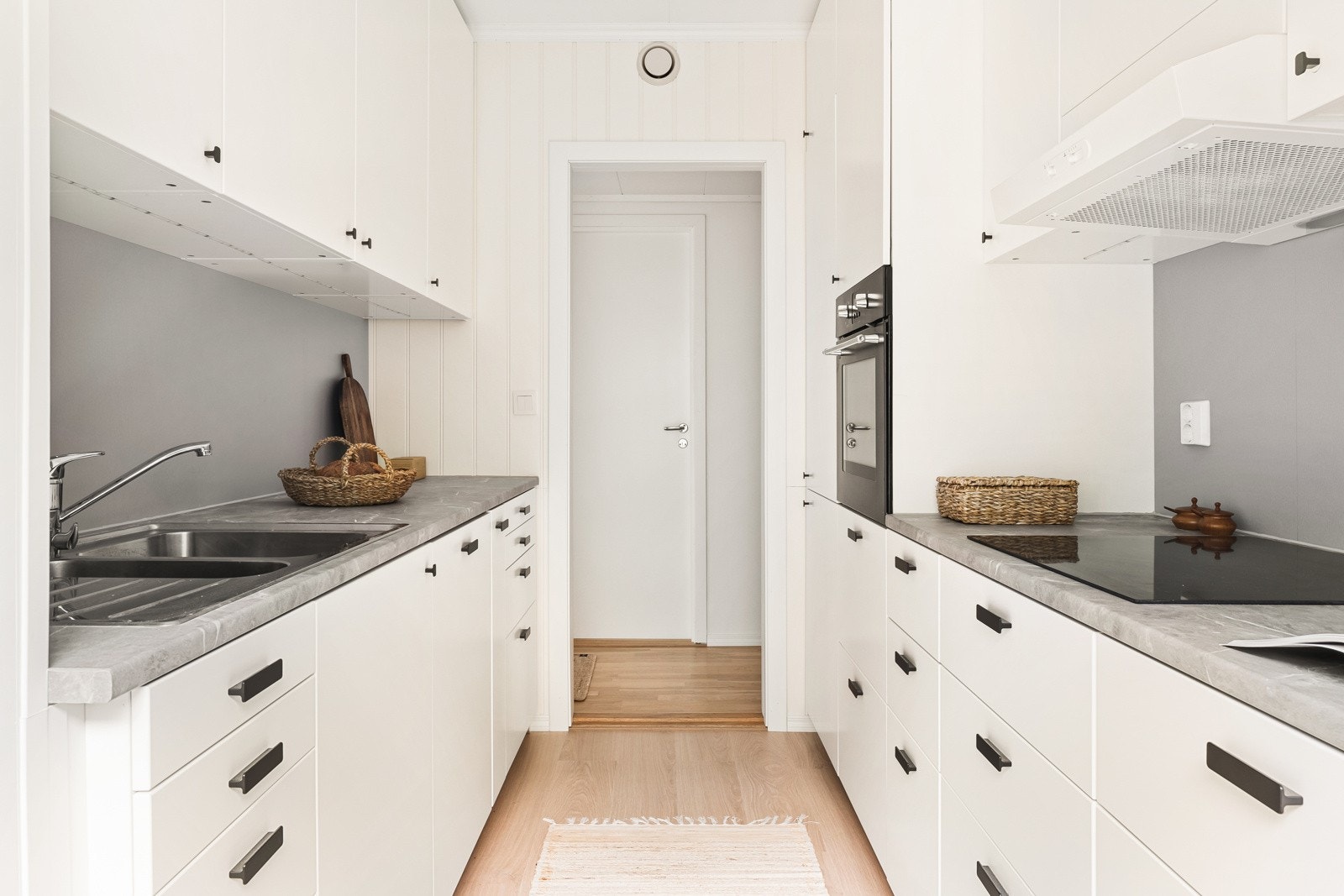 Slette fronter, laminat benkeplate og godt med skapplass. Galleribilde