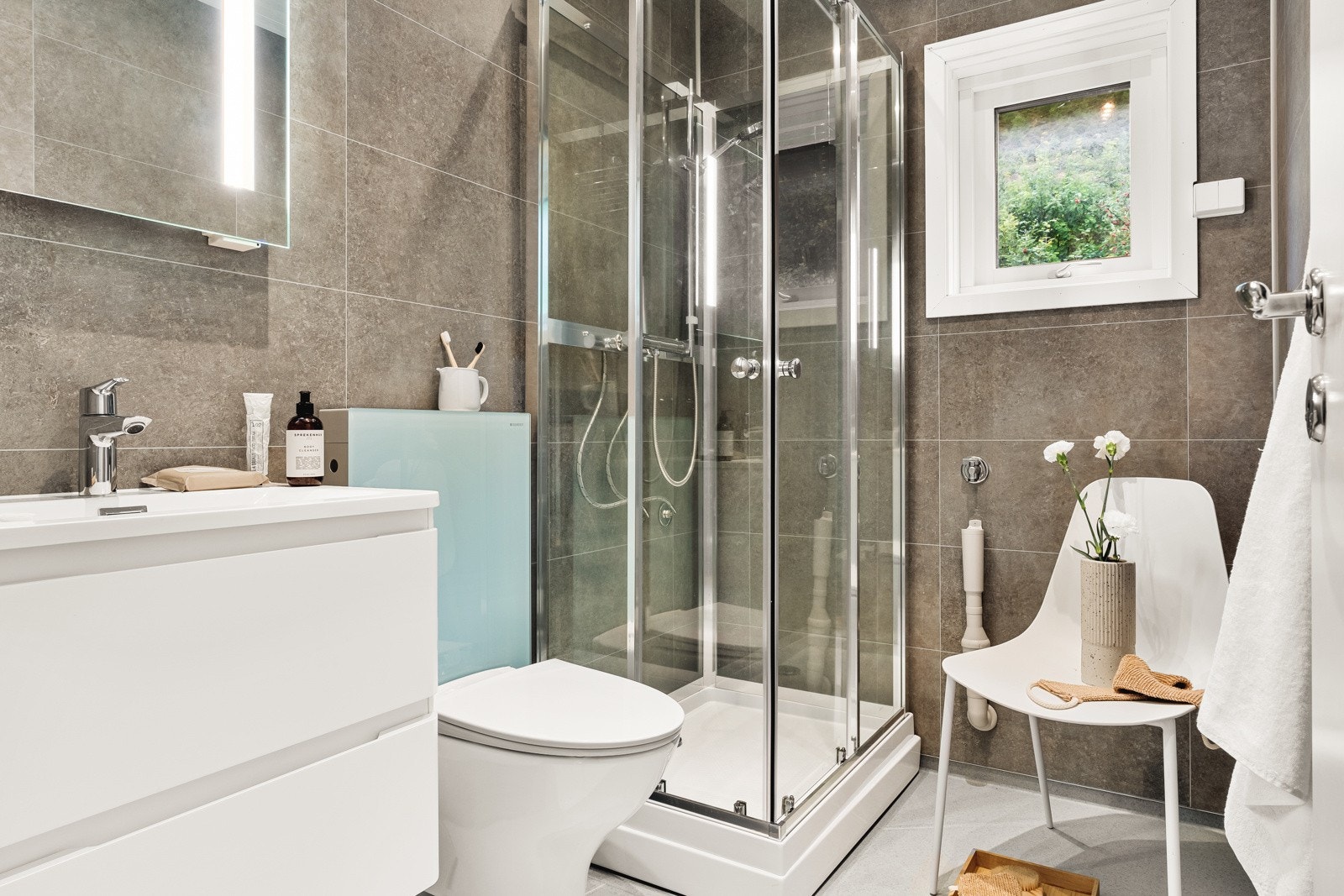 Badet måler 3,6 kvm og har baderomsplater på veggene. Galleribilde