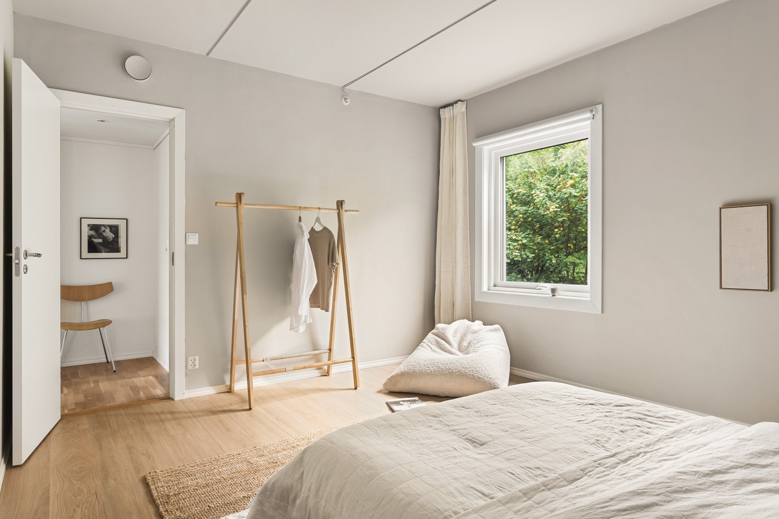 Hovedsoverommet er malt i fine farger. Galleribilde