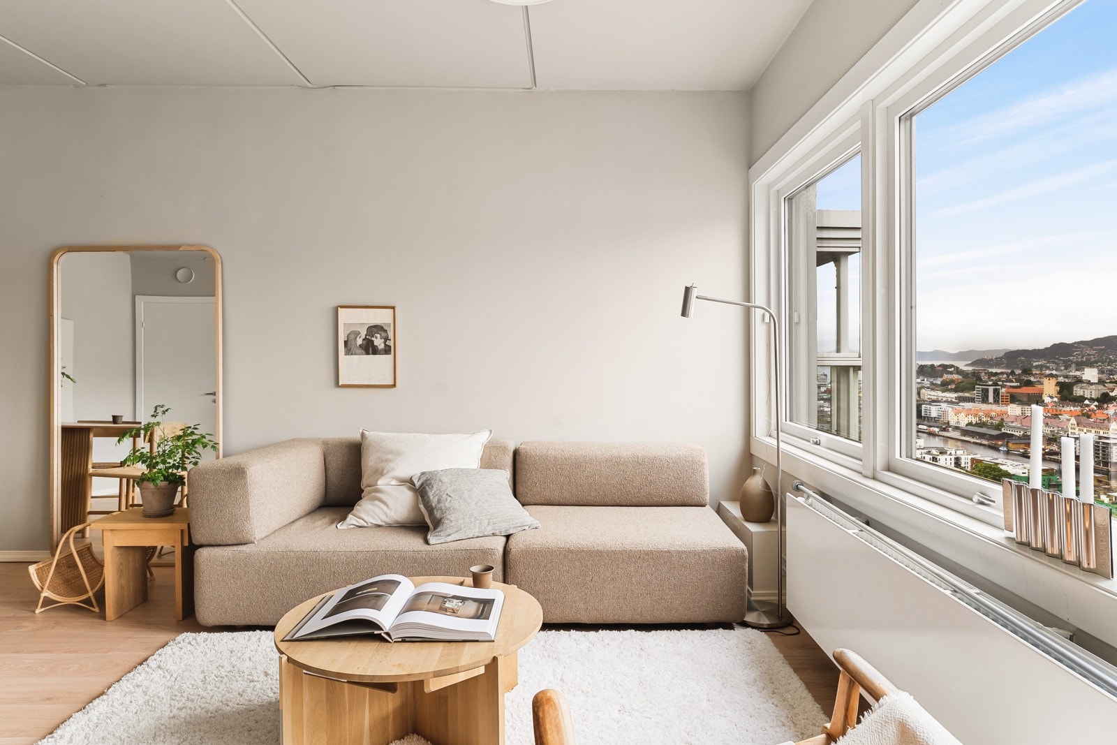 Slette vegger og pent gulv. Stuen måler 24,2 kvm. Galleribilde