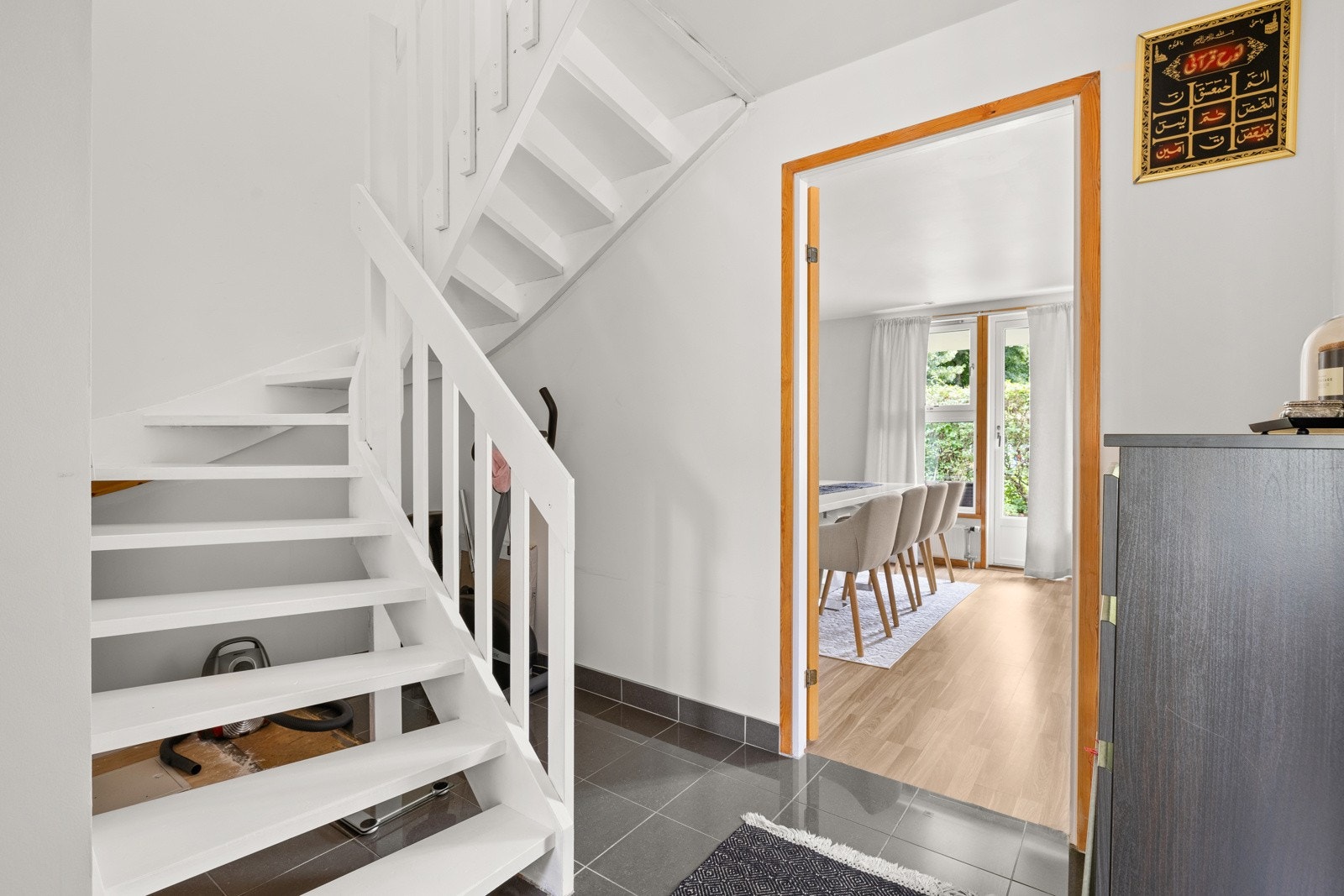 Lakkert tretrapp mellom boligens etasjer Galleribilde