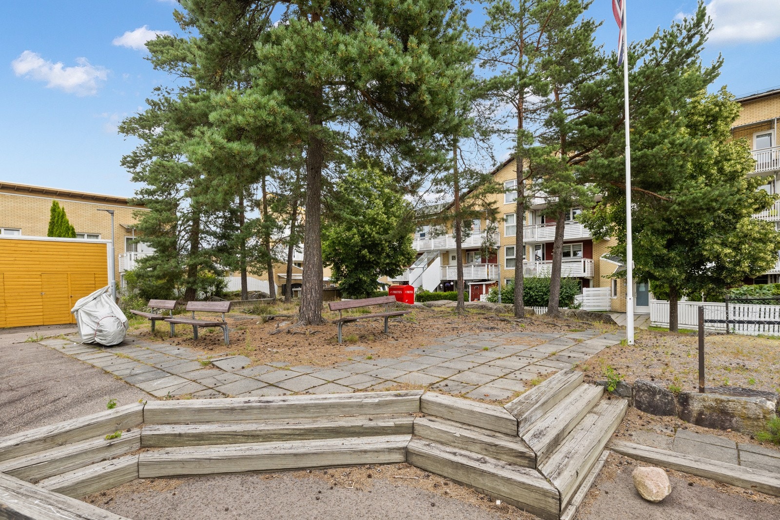 Fra boligen er det kort vei til skoler, barnehager, idrettshall, offentlig kommunikasjon og gode servicetilbud. Galleribilde