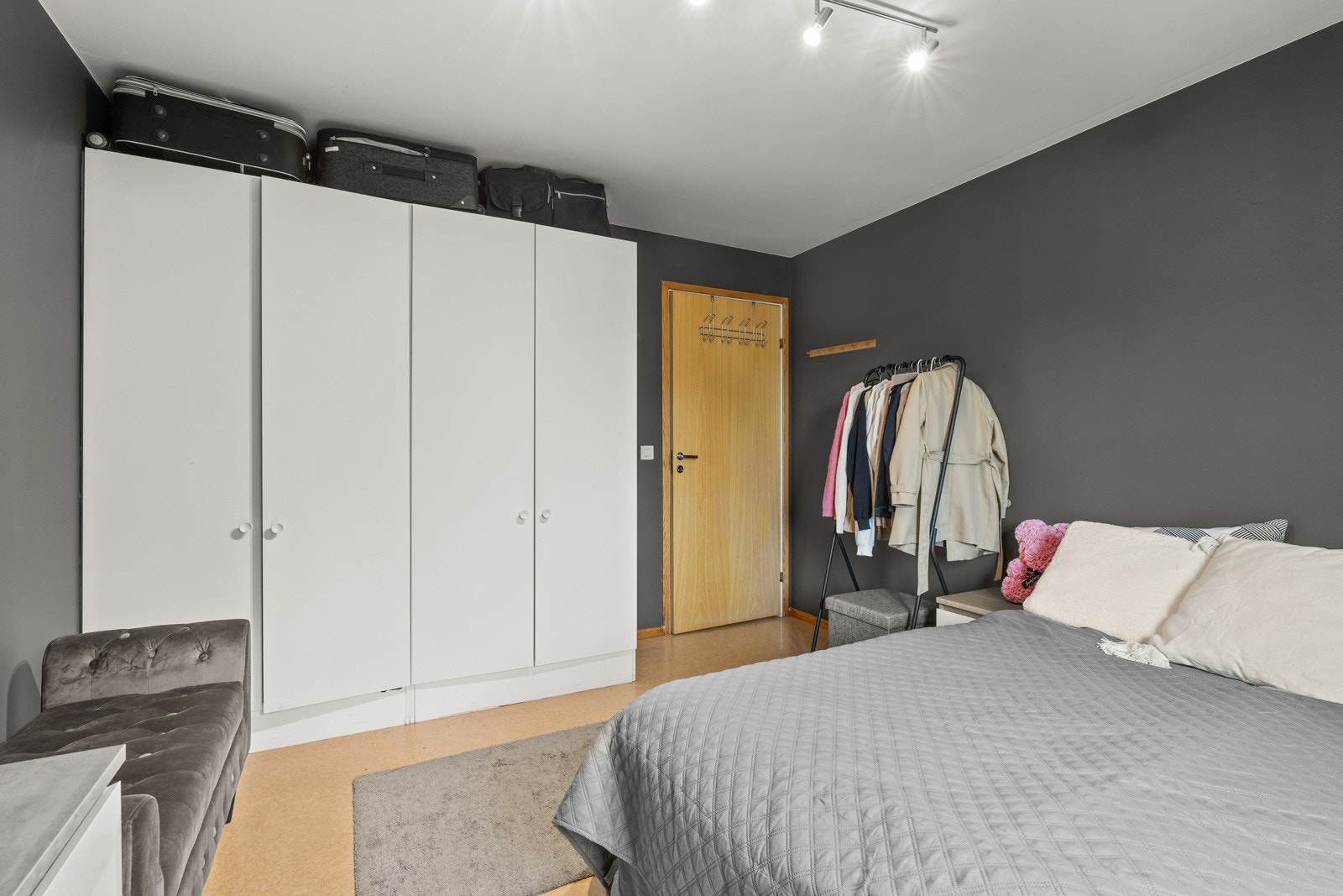 Rommene er malt i moderne og stilrene farger. Galleribilde