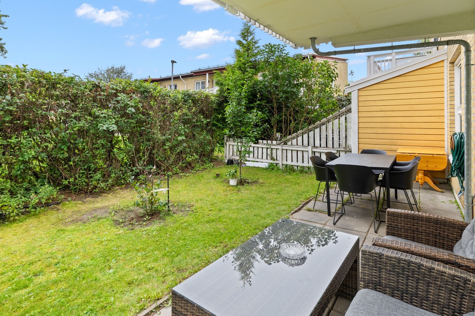 Boligen har delvis inngjerdet hageparsell på ca. 57 m² Galleribilde