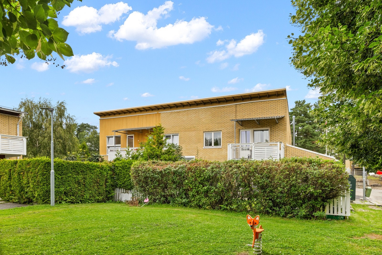 Rekkehuset ligger i et trafikkskjermet, attraktivt og barnevennlig boligområde på Bjørndal i Oslo. Galleribilde