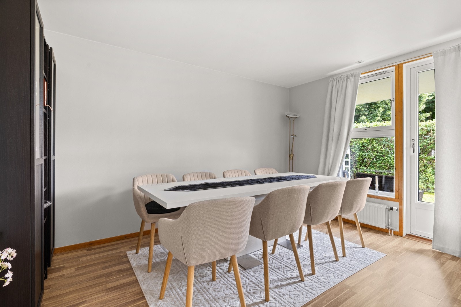 Boligen har en romslig stue, malt i lyse og stilrene farger Galleribilde