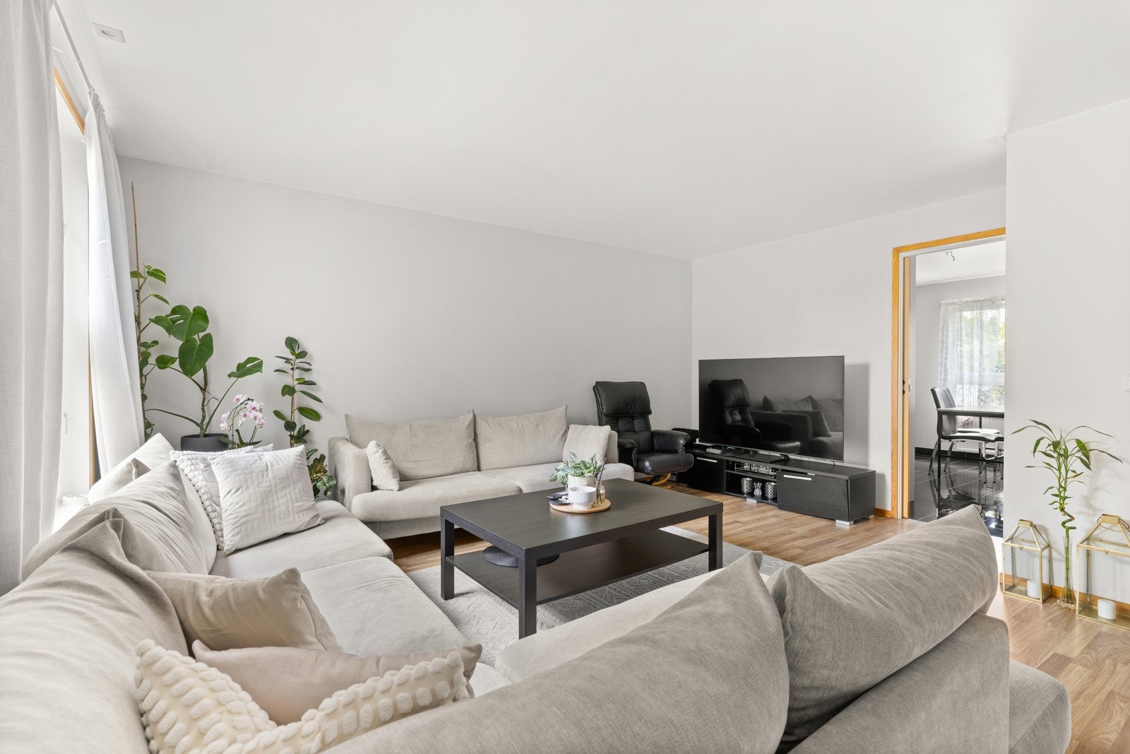 Stuen kan innredes i sone med sofa og stuebord, samt sone med stort spisebord Galleribilde