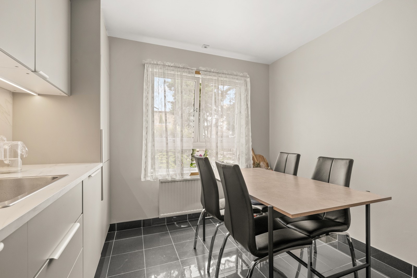 Kjøkkenet er romslig, med god plass til stort spisebord Galleribilde