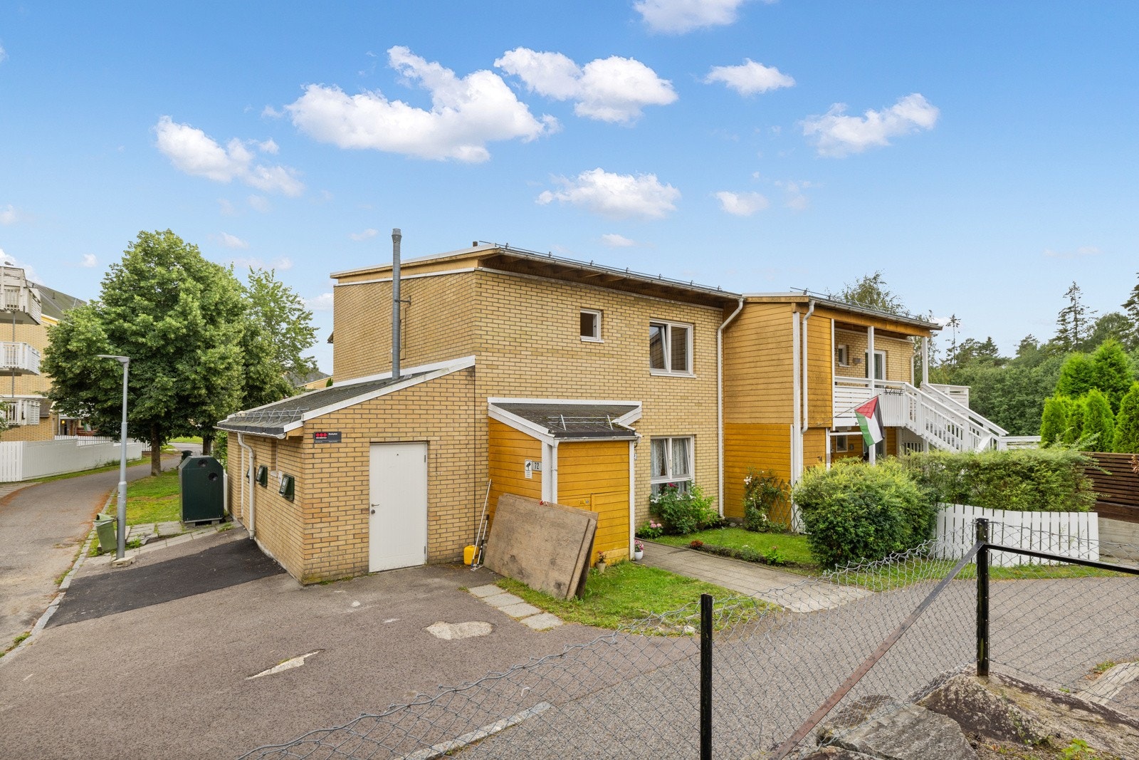 Fra eiendommen er det gangavstand til Bjørndal barneskole og Bjørnholt ungdomsskole. Sistnevnte er også videregående skole. Galleribilde