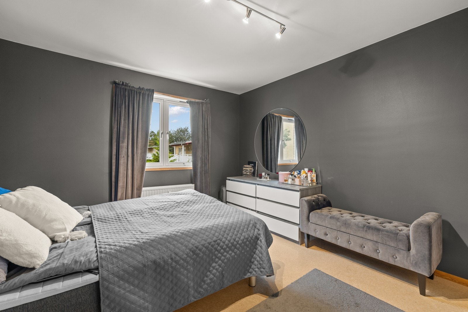 Alle rommene er av god størrelse, med plass til dobbeltseng, nattbord og garderobeløsninger Galleribilde