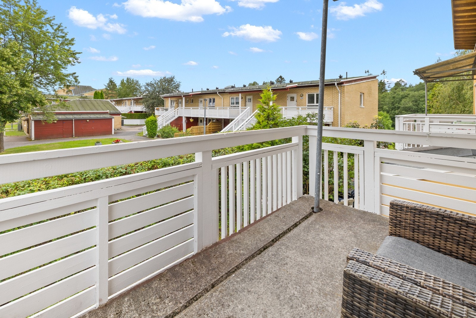 Fra balkongen har du hyggelig utsyn mot hagen og nabolaget i borettslaget Galleribilde