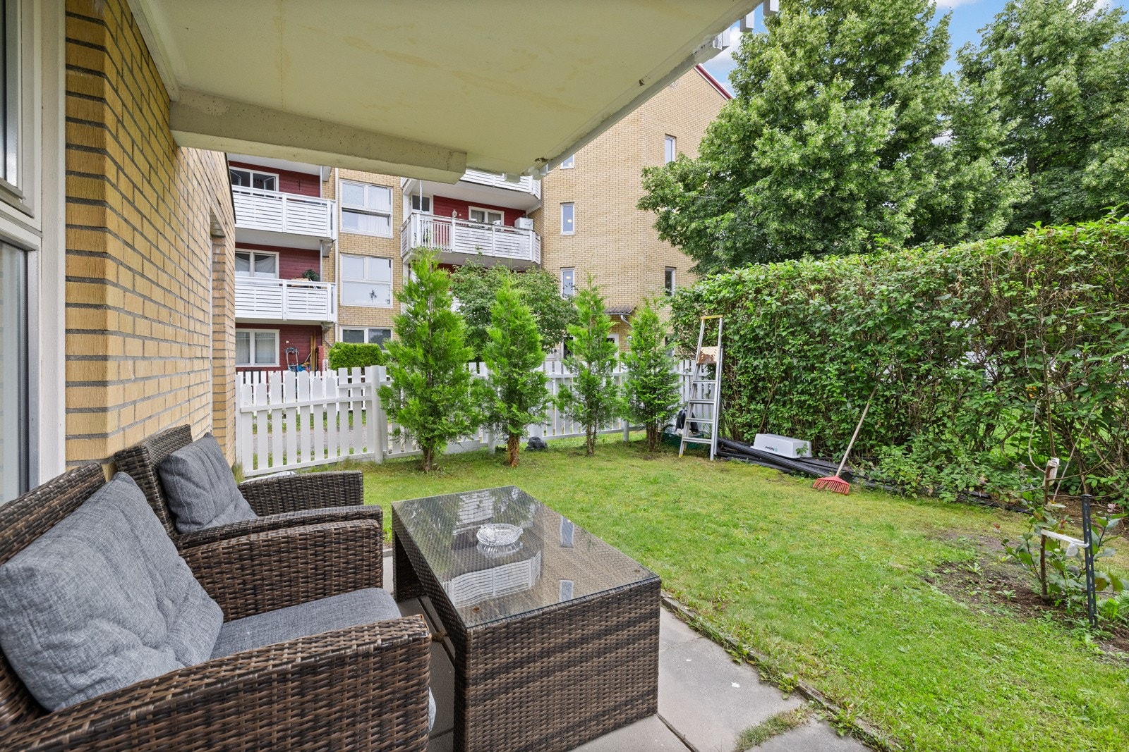 Fra stuen er det utgang til boligens utendørsarealer Galleribilde