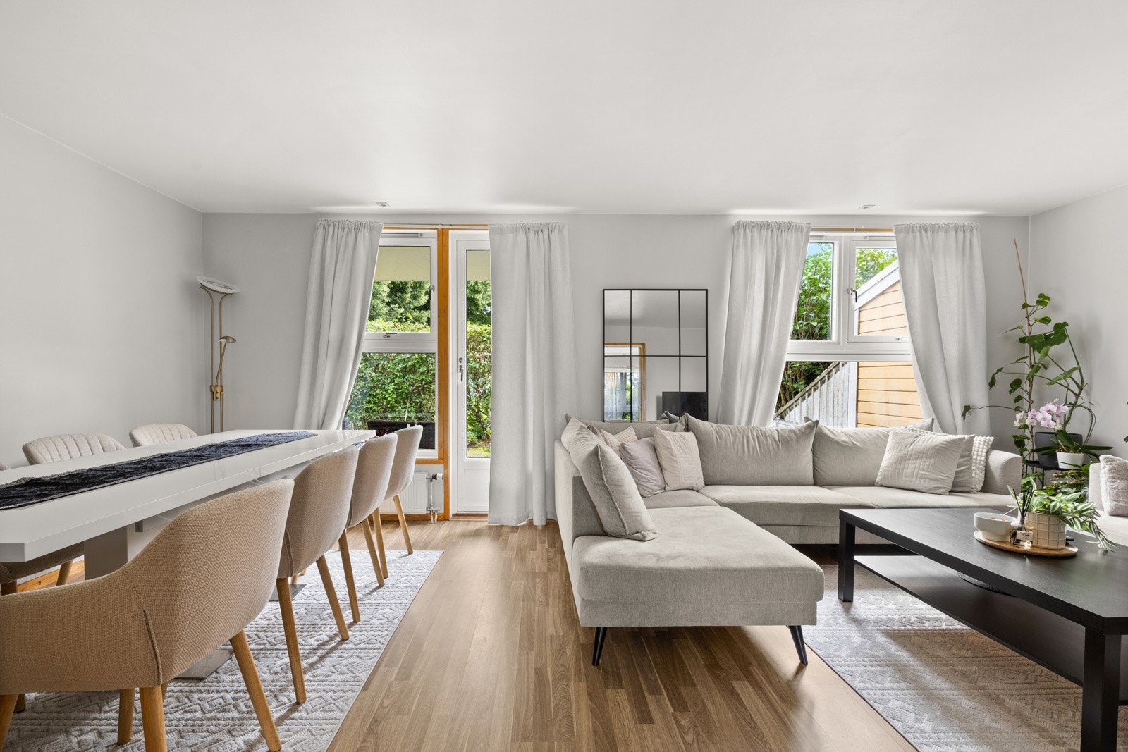 Store vindusflater gir godt med lysinnslipp og en god romfølelse Galleribilde