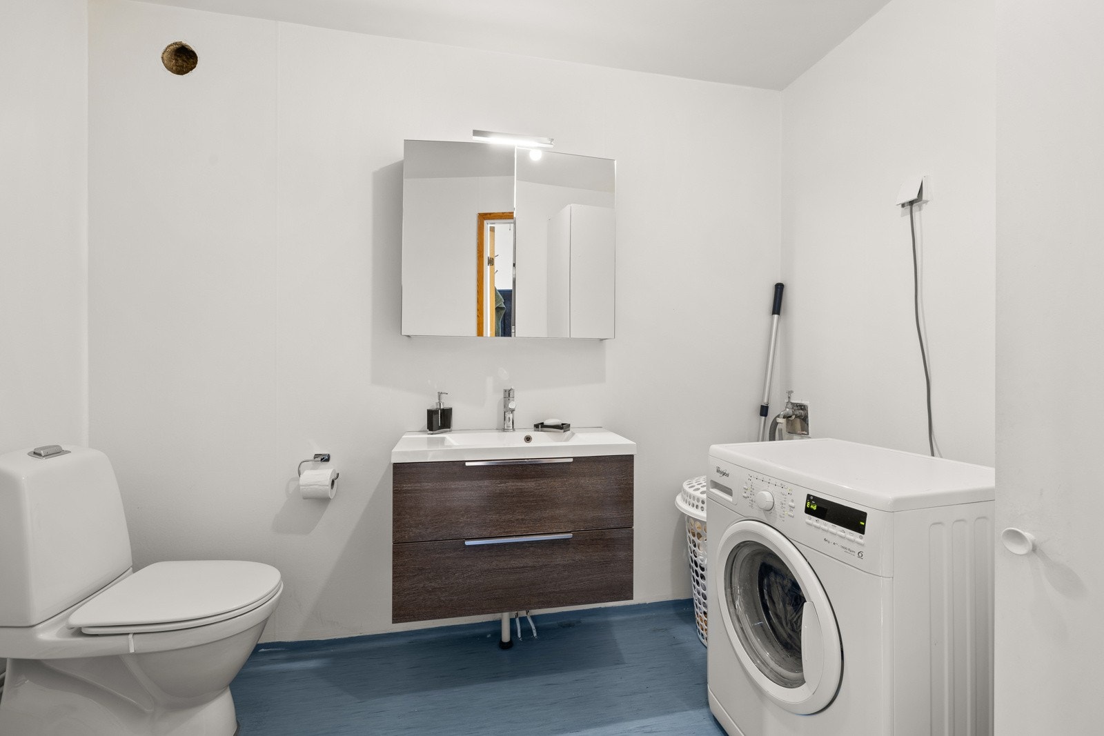 Baderom/ vaskerom i boligens 1. etasje Galleribilde