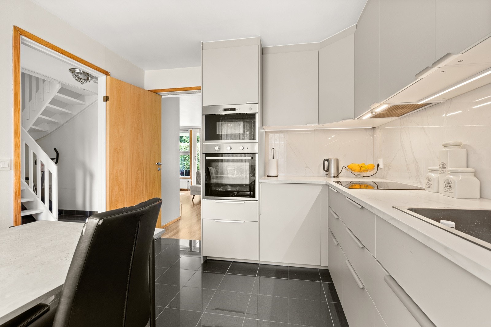 Kjøkkenet er romslig med rikelig med benke- og skapplass. Galleribilde