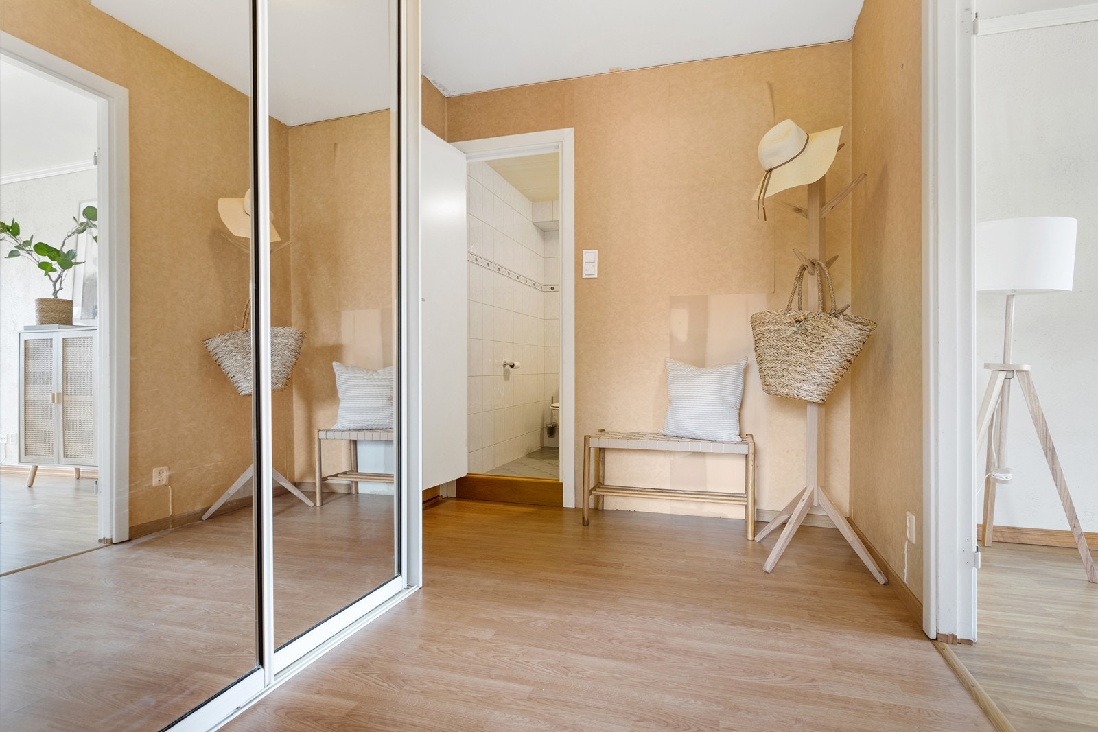 I gangen er det plass til oppheng for klær og hylle for sko - i tillegg er det praktisk skyvedørsgarderobe med speilfronter Galleribilde