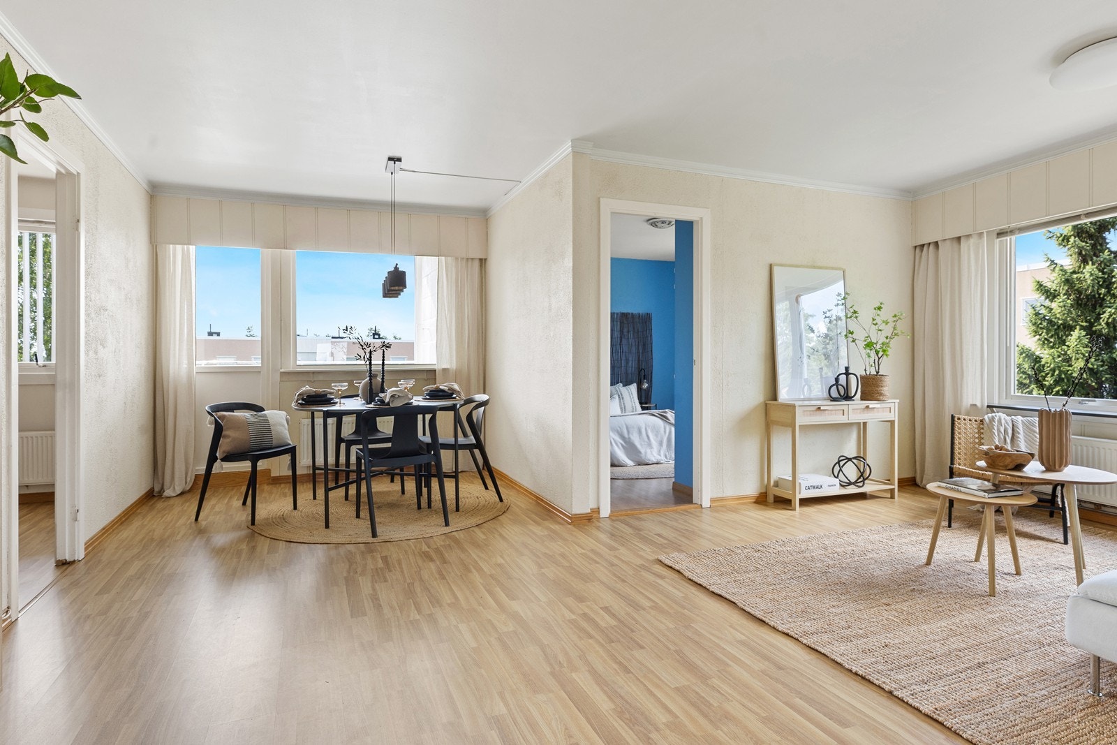 Det ene soverommet har inngang i fra stua Galleribilde