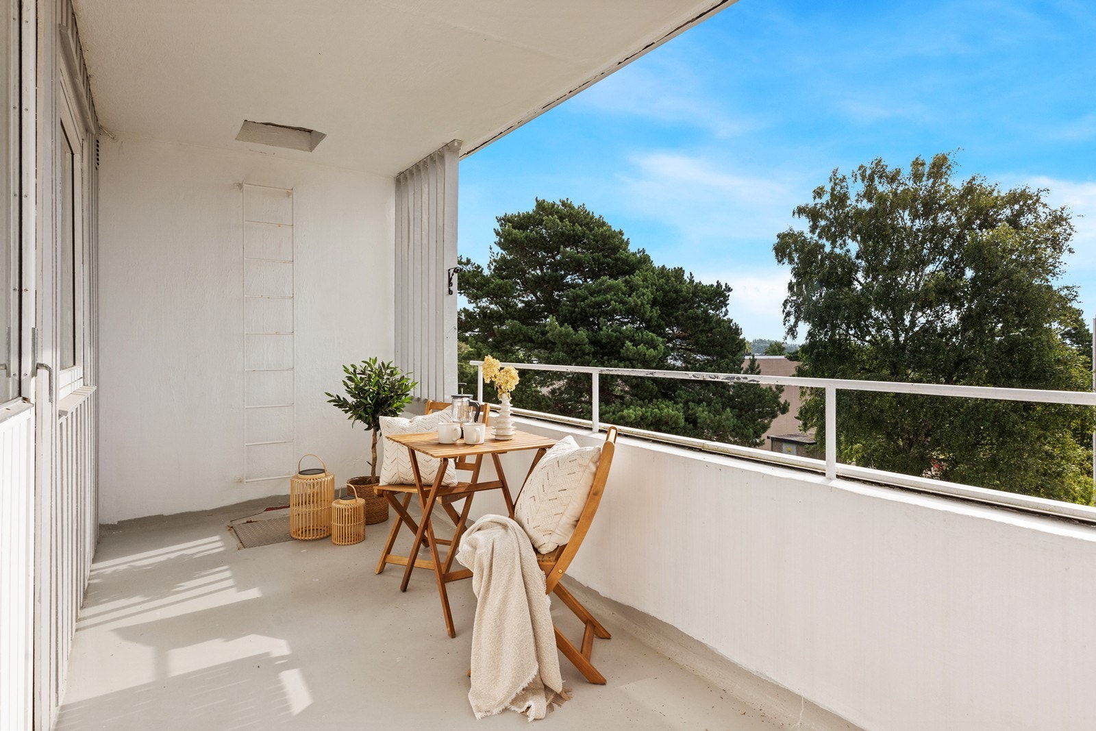 Det er plass til en hyggelig møbelgruppe på verandaen Galleribilde