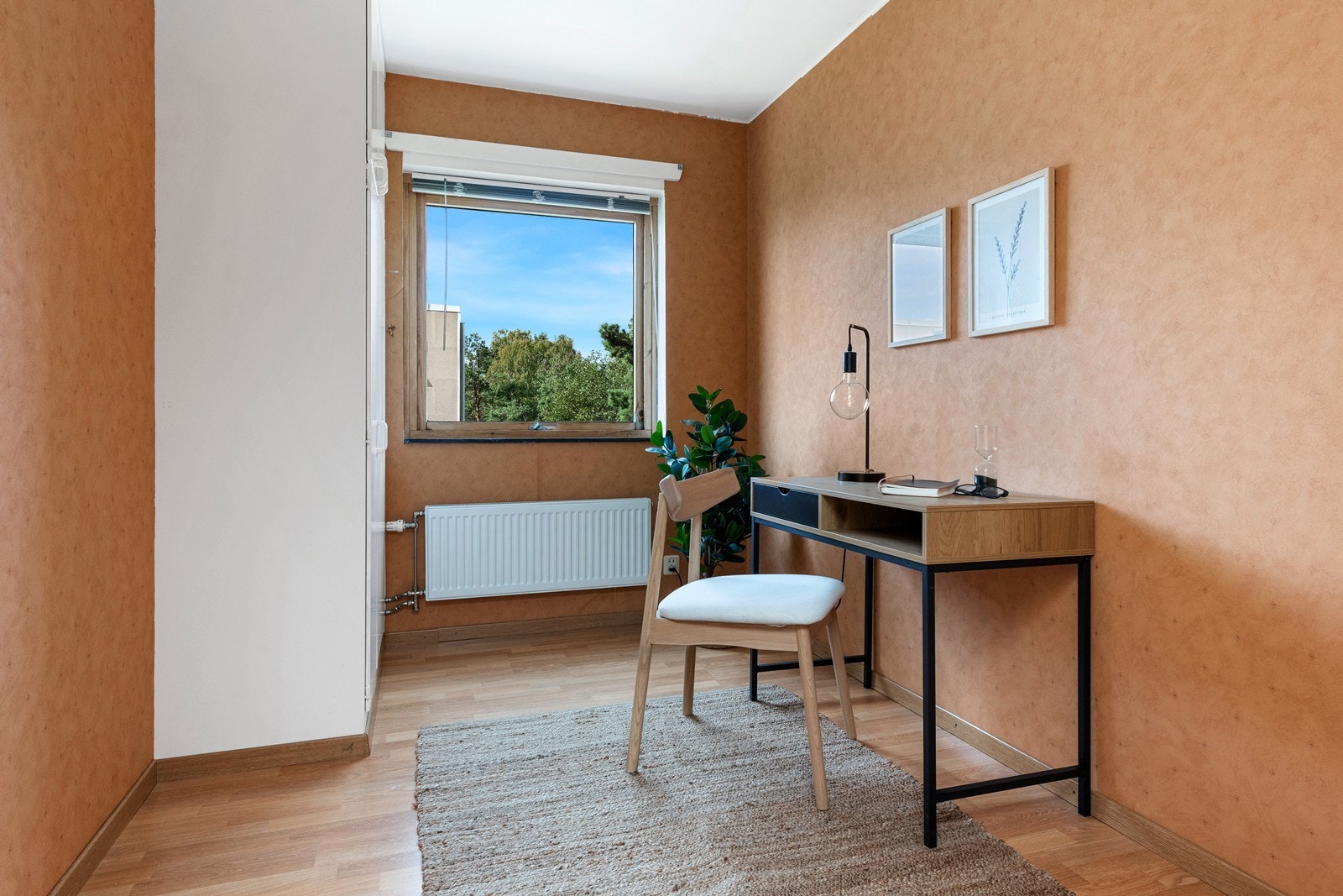 Soverom 2 er noe mindre, og passer fint som gjesterom/barnerom eller kontor. Også her er det integrert garderobeskap for lagring Galleribilde