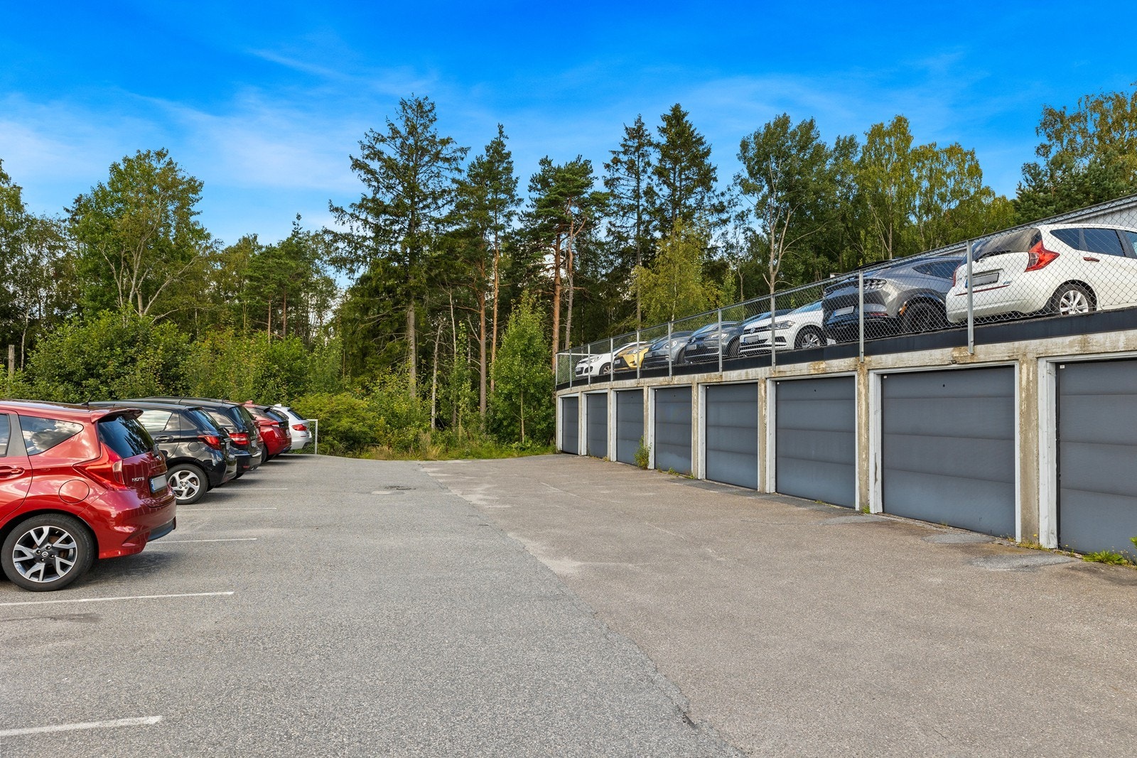 Parkeringsområde. Til leiligheten medfølger det en biloppstillingsplass ute Galleribilde