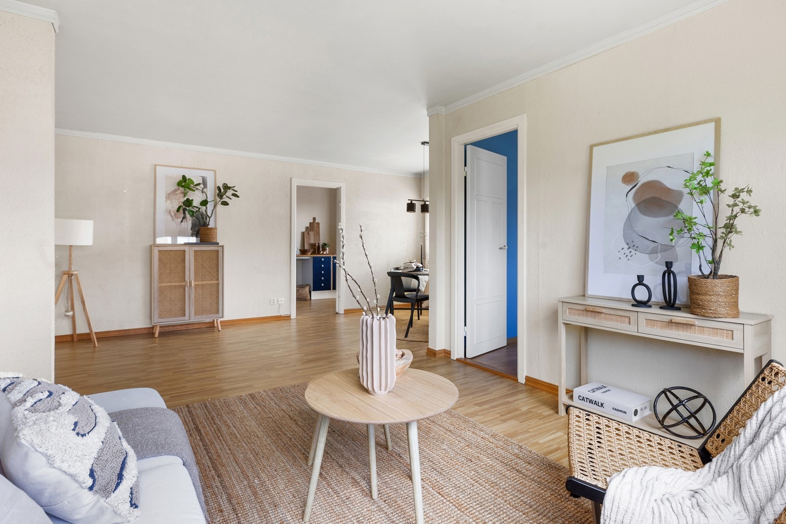 Stua har forskjellige møbleringsmuligheter Galleribilde