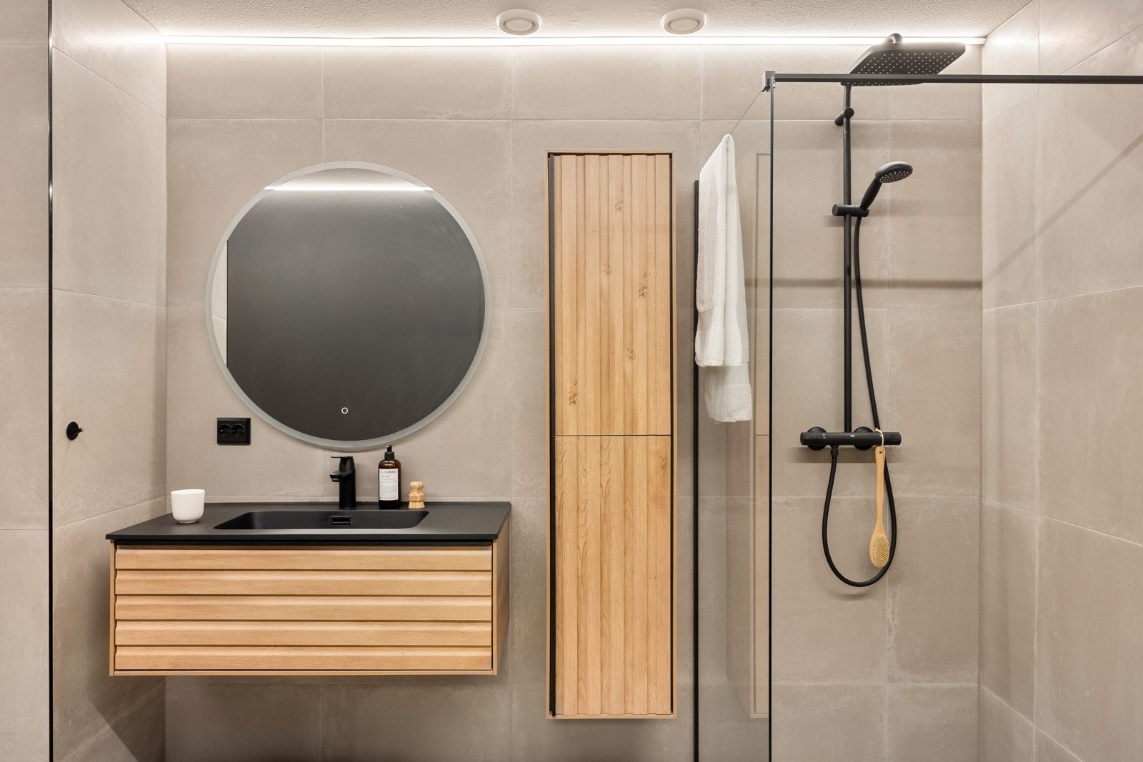 Moderne, helfliset bad med varme i gulv. Galleribilde