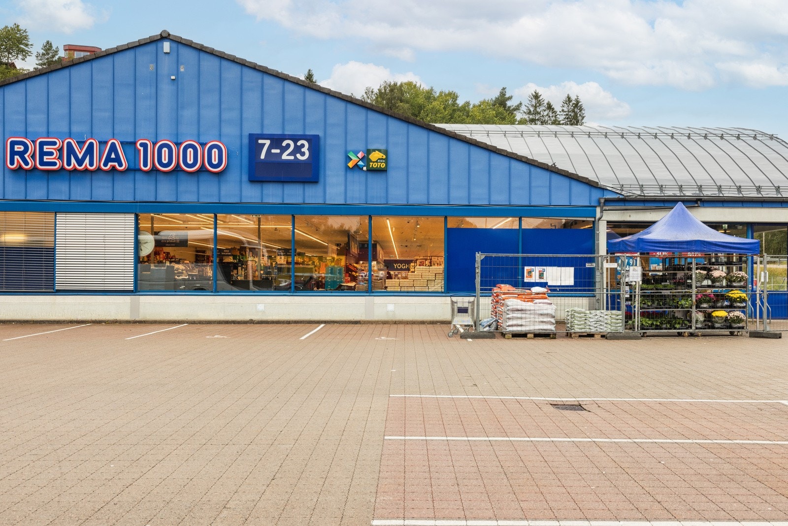 Rema 1000 like i nærheten. Også kort vei til både Vestkanten og Oasen. Galleribilde