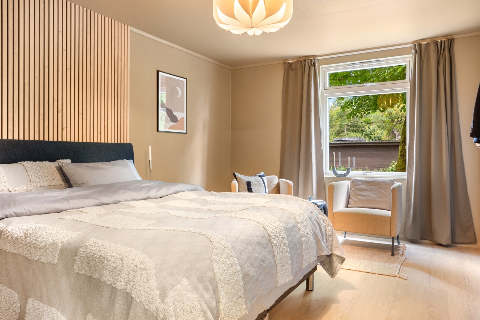 Leiligheten inneholder totalt 3 soverom, alle av god størrelse. Galleribilde