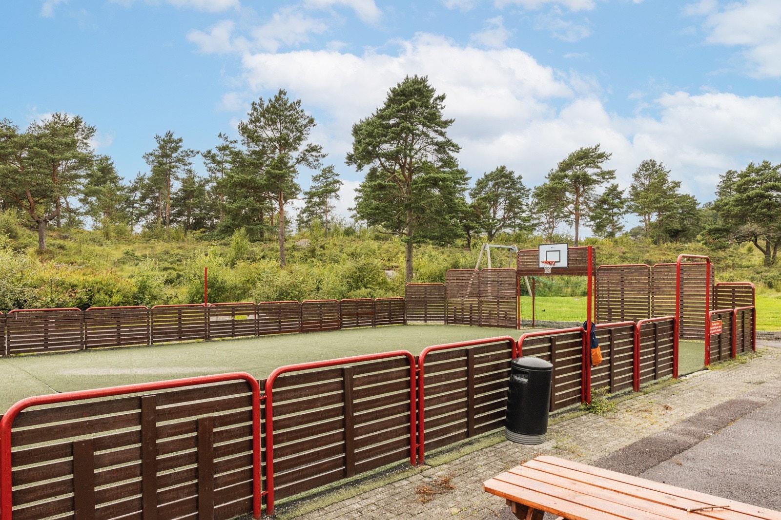 Fellesområdet er pent opparbeidet med grøntområder, ballbinge, lekeplasser, parkering m.m Galleribilde