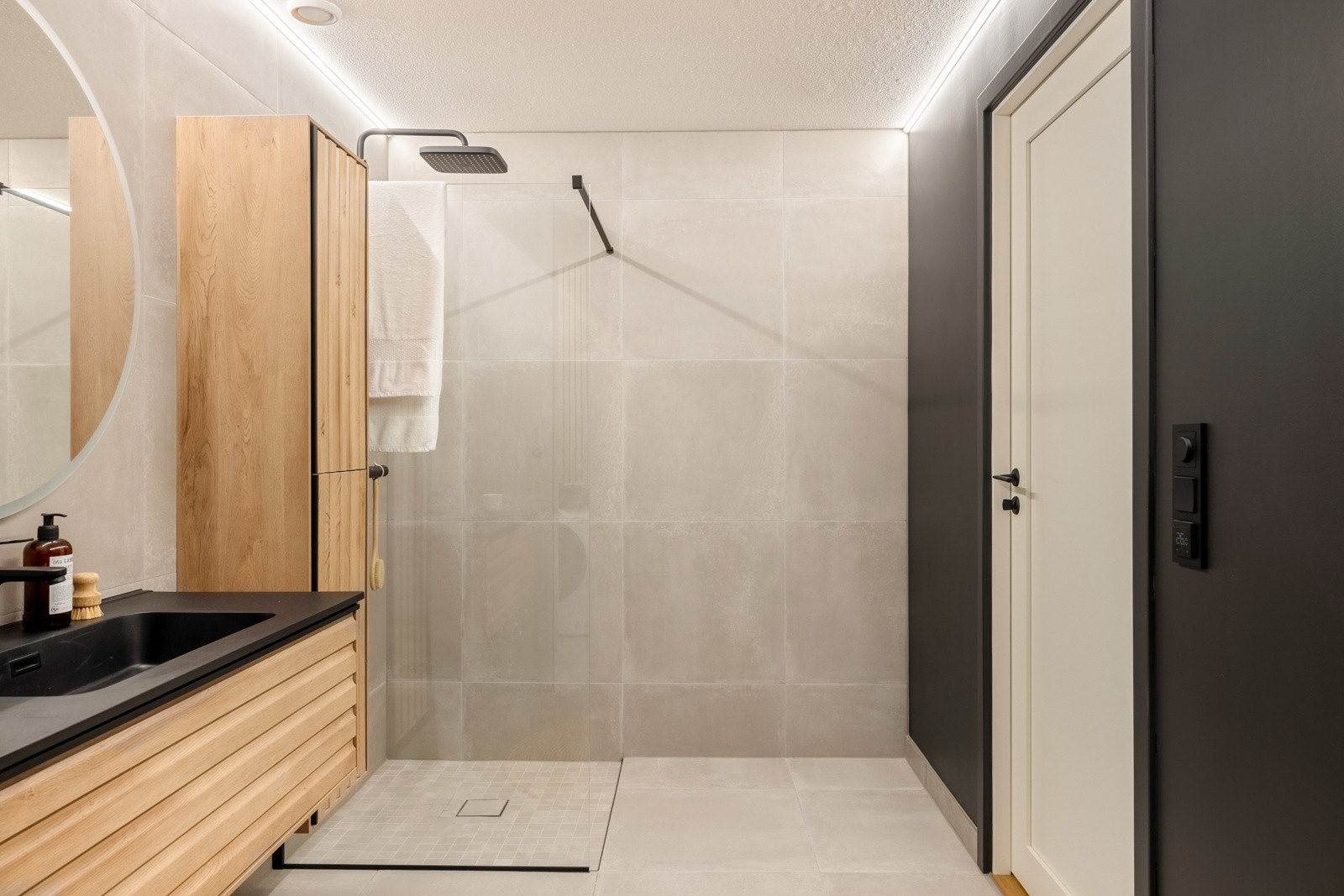 Badet ble oppgradert i 2023 med moderne overflater. Galleribilde