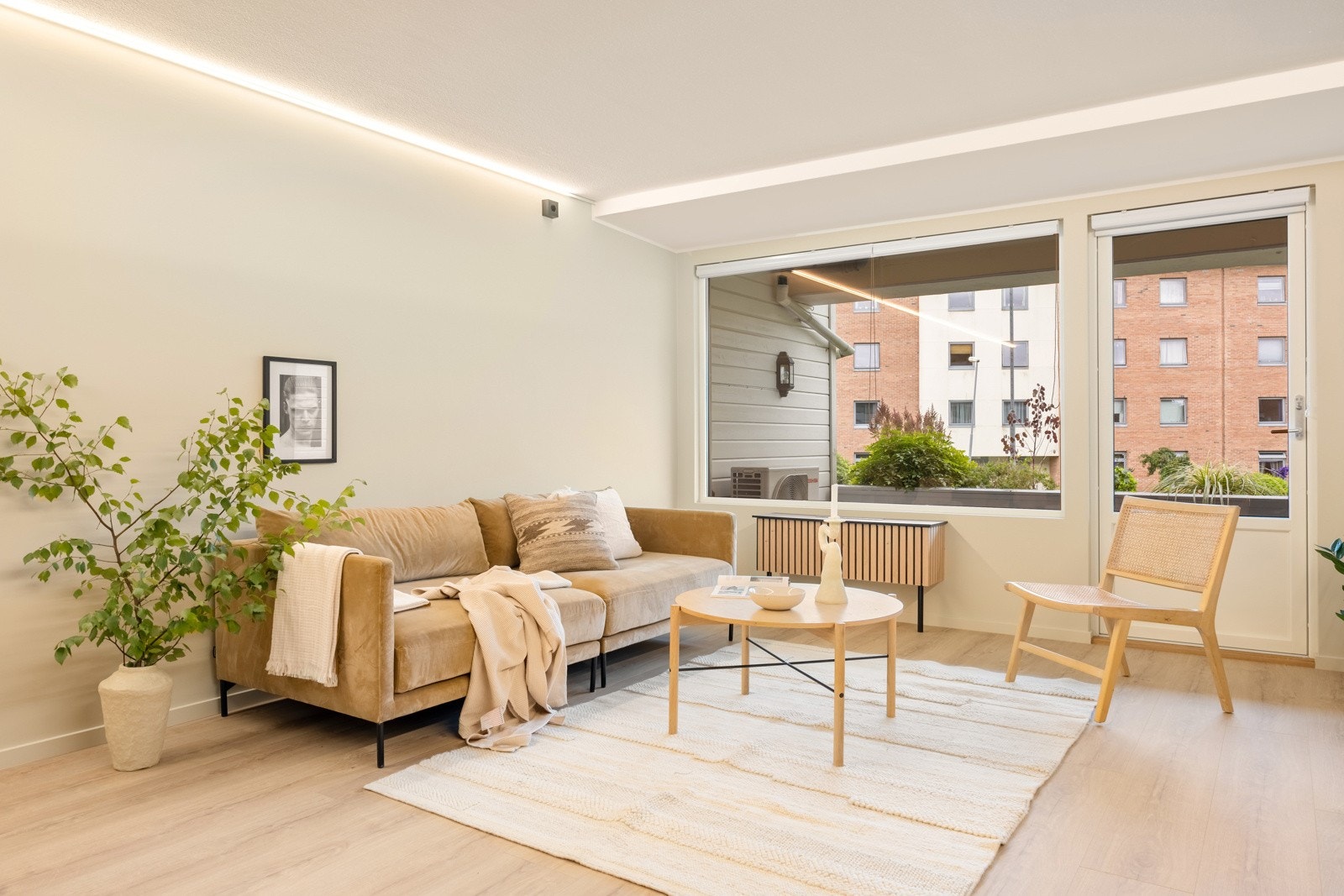 Store vinduer og moderne ledstriper sørger for godt med lys. Galleribilde