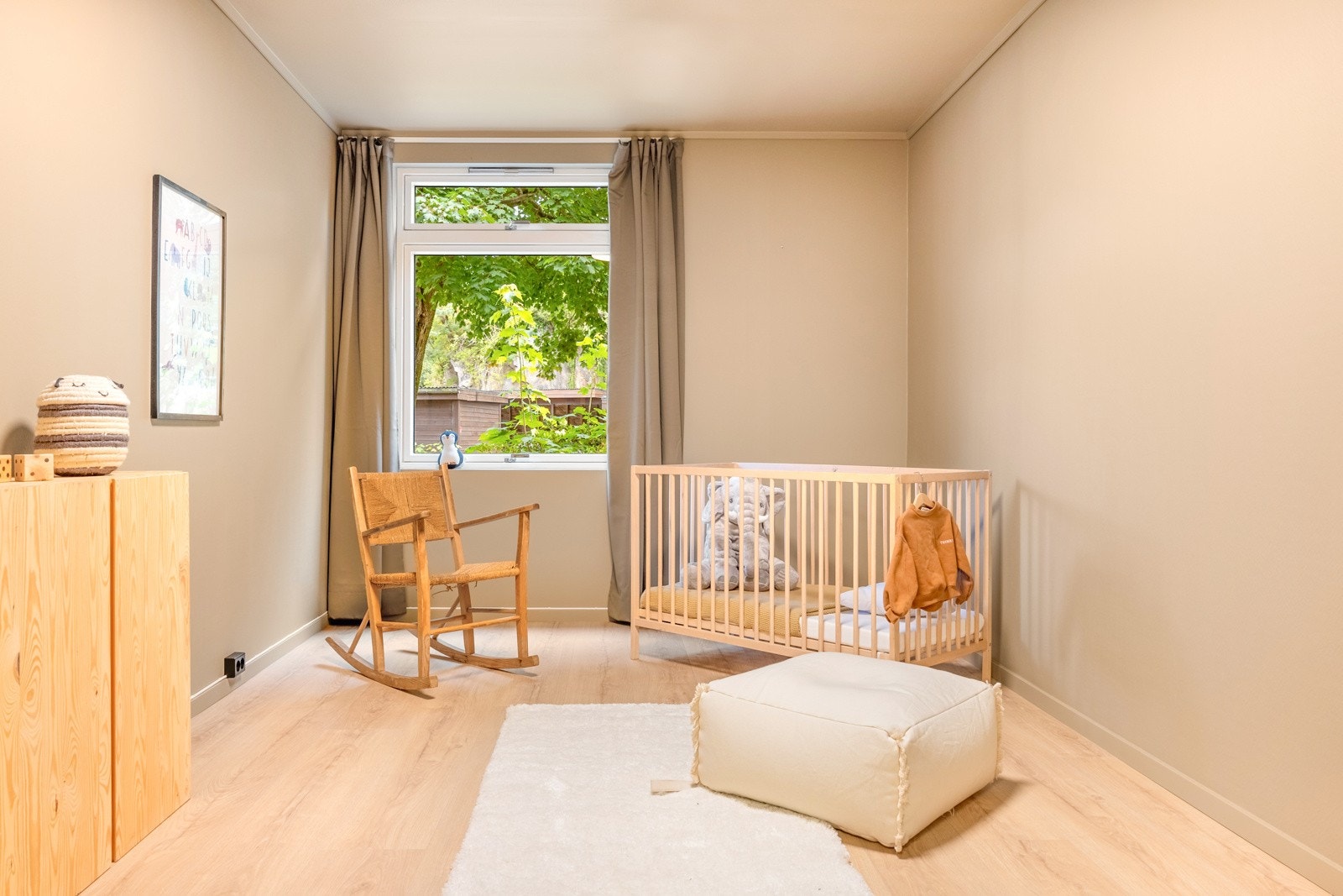 Soverom nr 3. God plass til seng og kontorpult. Galleribilde