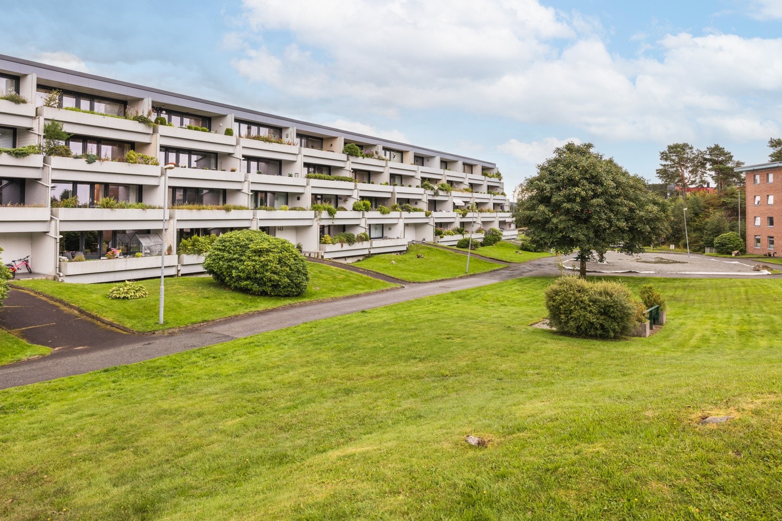 Borettslaget består av 386 andeler fordelt på blokker og rekkehus. Veldrevet borettslag med vaktmester og flotte fellesområder. Galleribilde