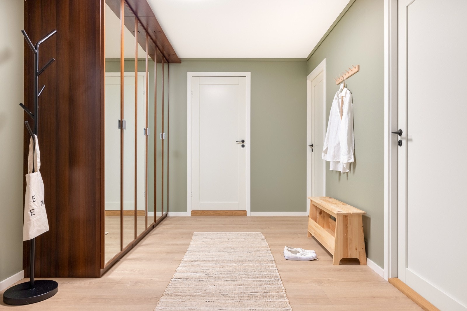 Romslig gang på 11,7 kvm med stor garderobe. Galleribilde