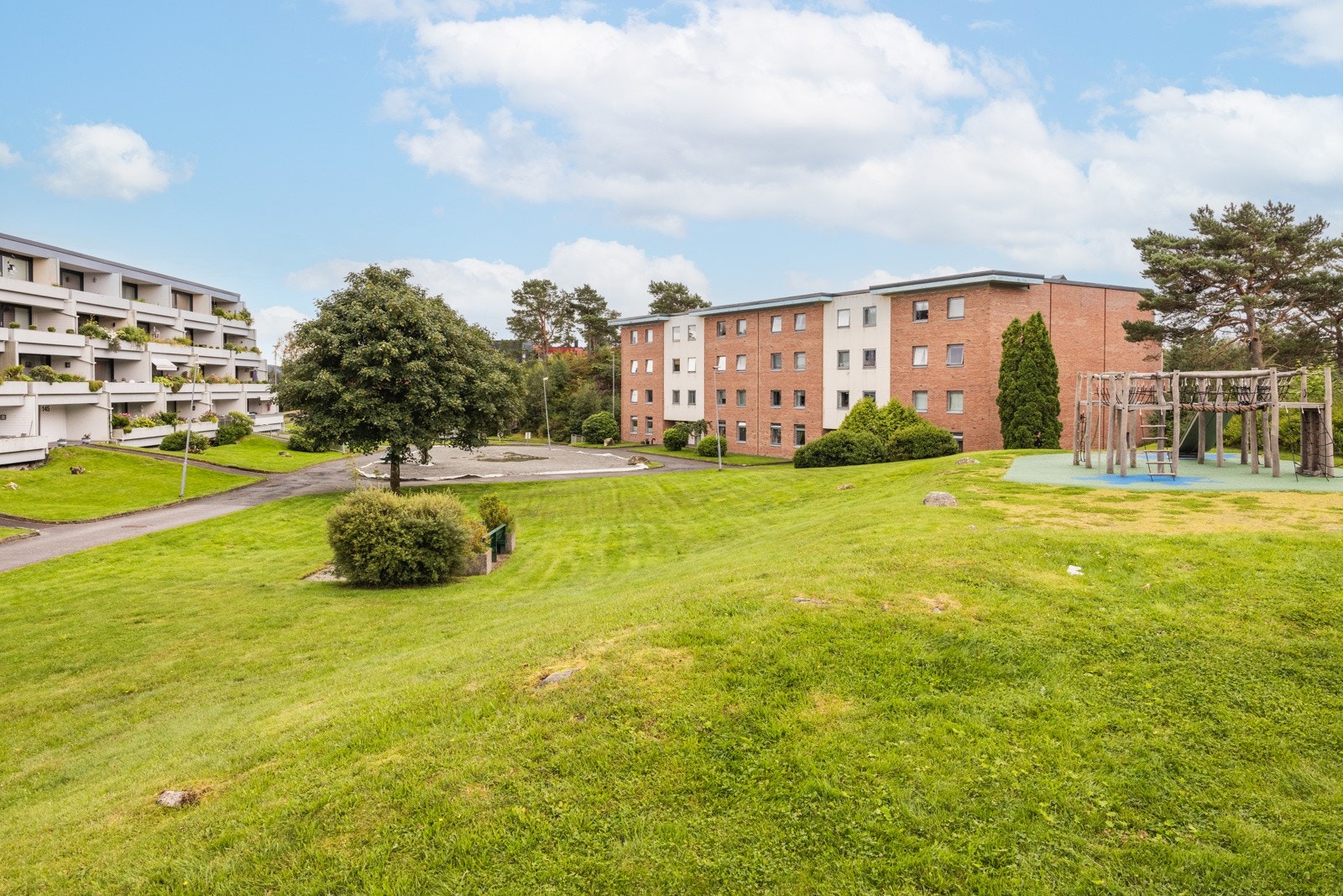 Store grøntområder. Kort gangavstand til skole og barnehage. Trygg vei. Galleribilde