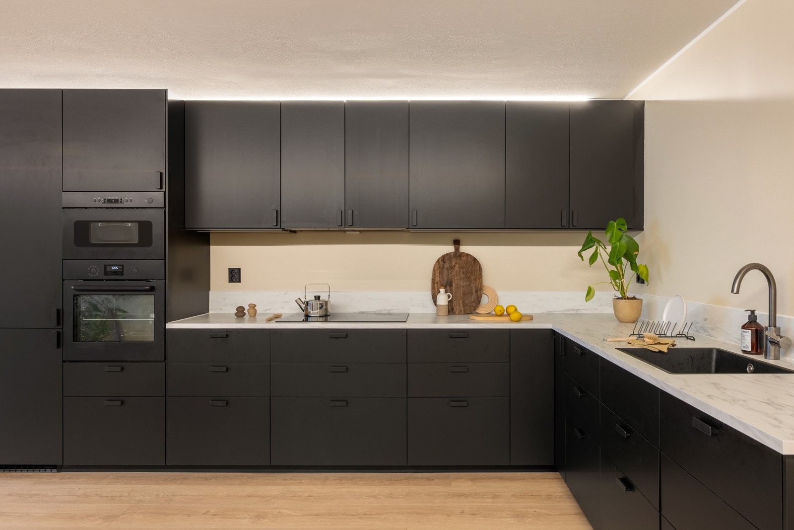 Her er det godt med skap- og benkeplass. Galleribilde