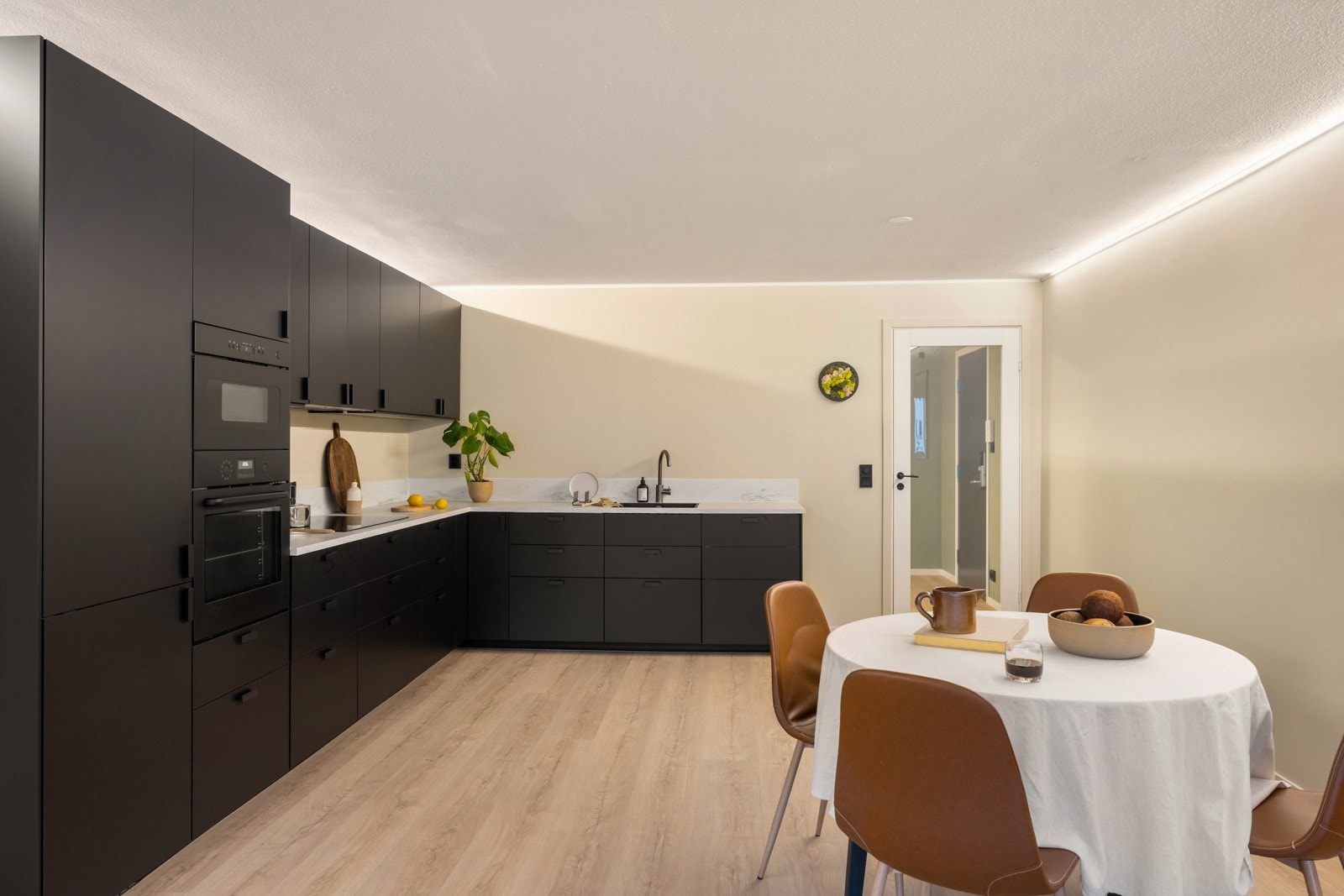 Nytt og moderne kjøkken med integrerte hvitevarer. Galleribilde