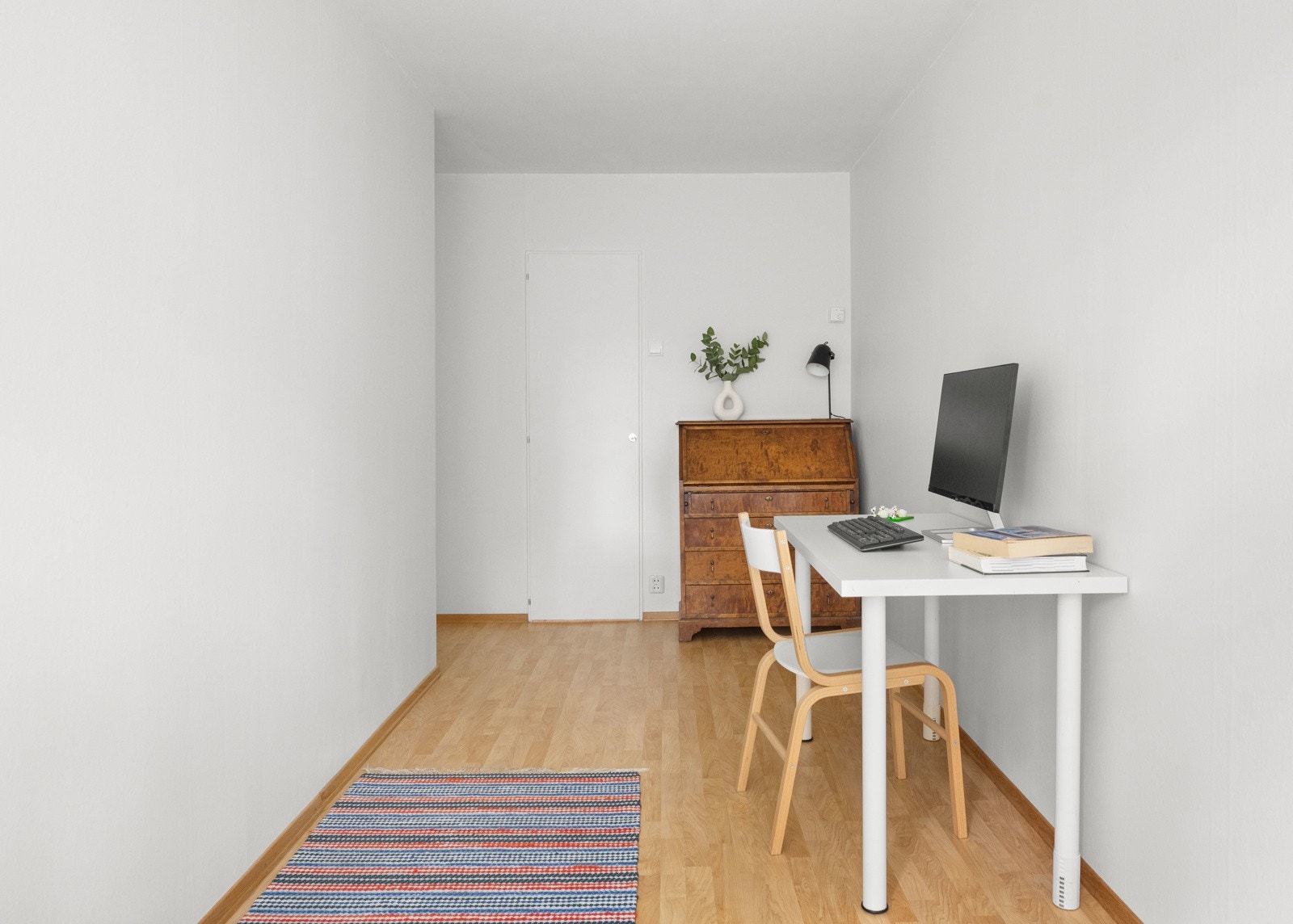 Det ene barnerommet har adkomst til praktisk kott/bod med oppbevaringsmuligheter eller benyttet som walk-in garderobe Galleribilde