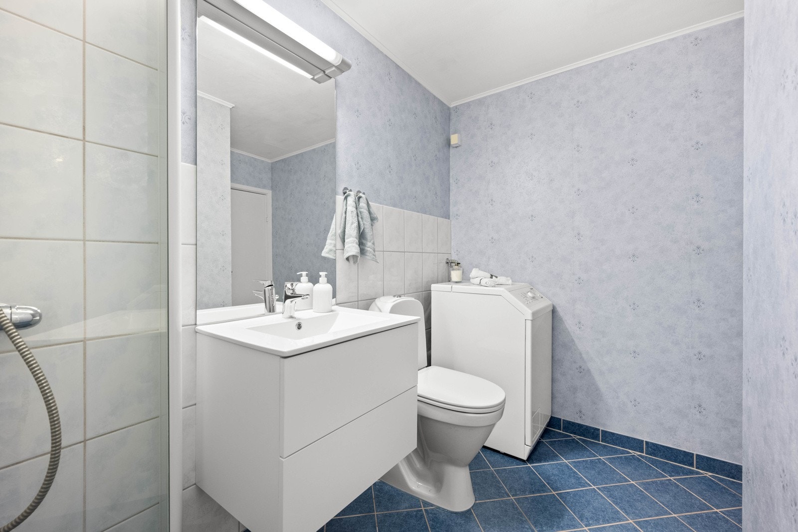 Det er opplegg for vaskemaskin på badet Galleribilde