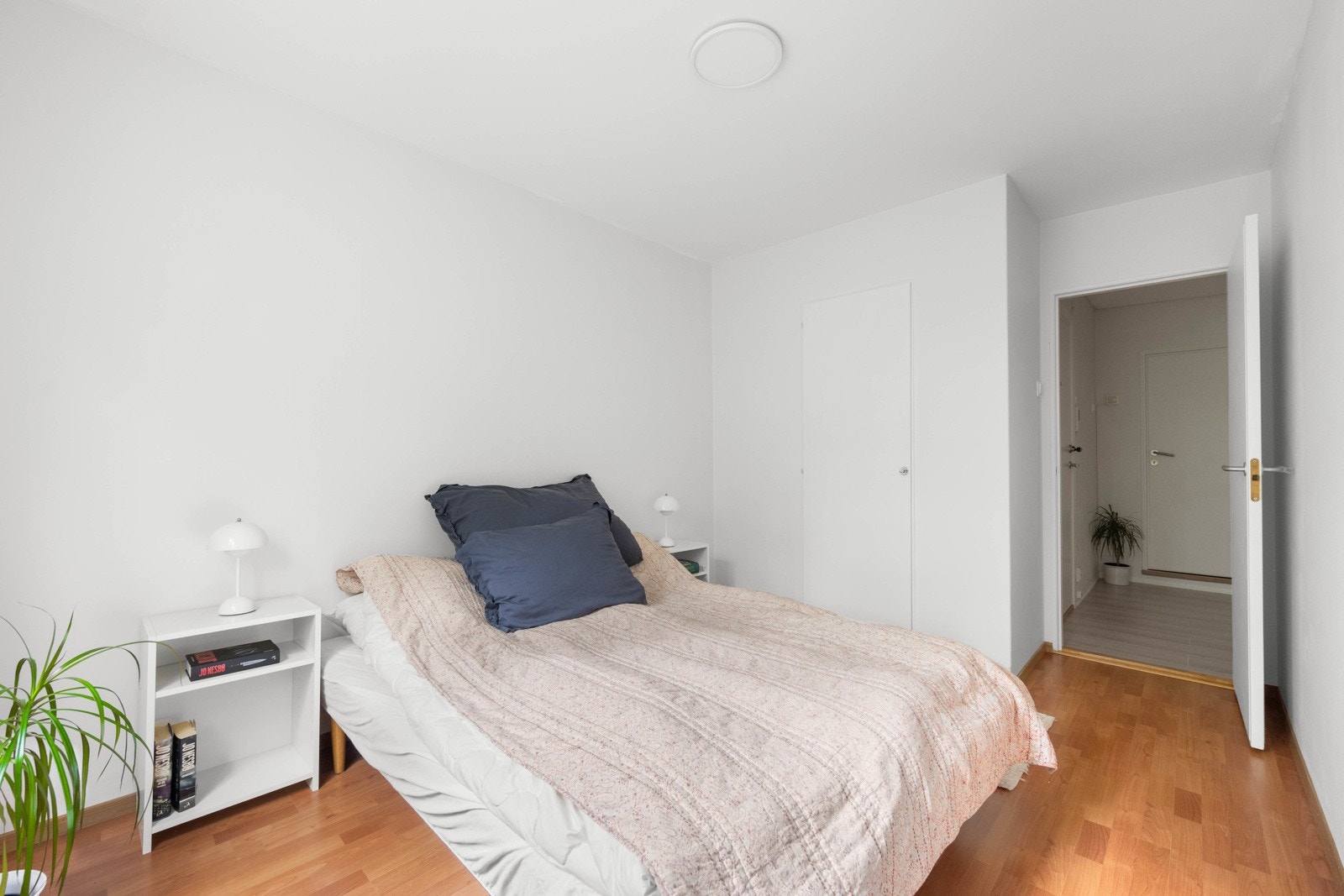 Hovedsoverommet har plass til dobbeltseng og har plassbygde garderobe Galleribilde