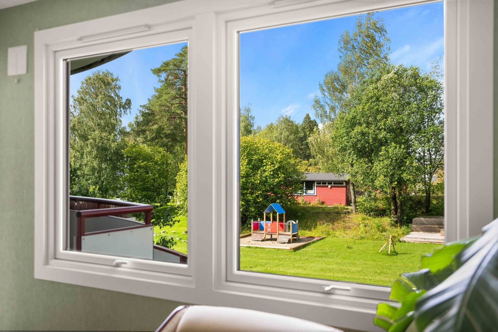 Boligen har fint, usjenert utsyn fra stuen og balkongen Galleribilde