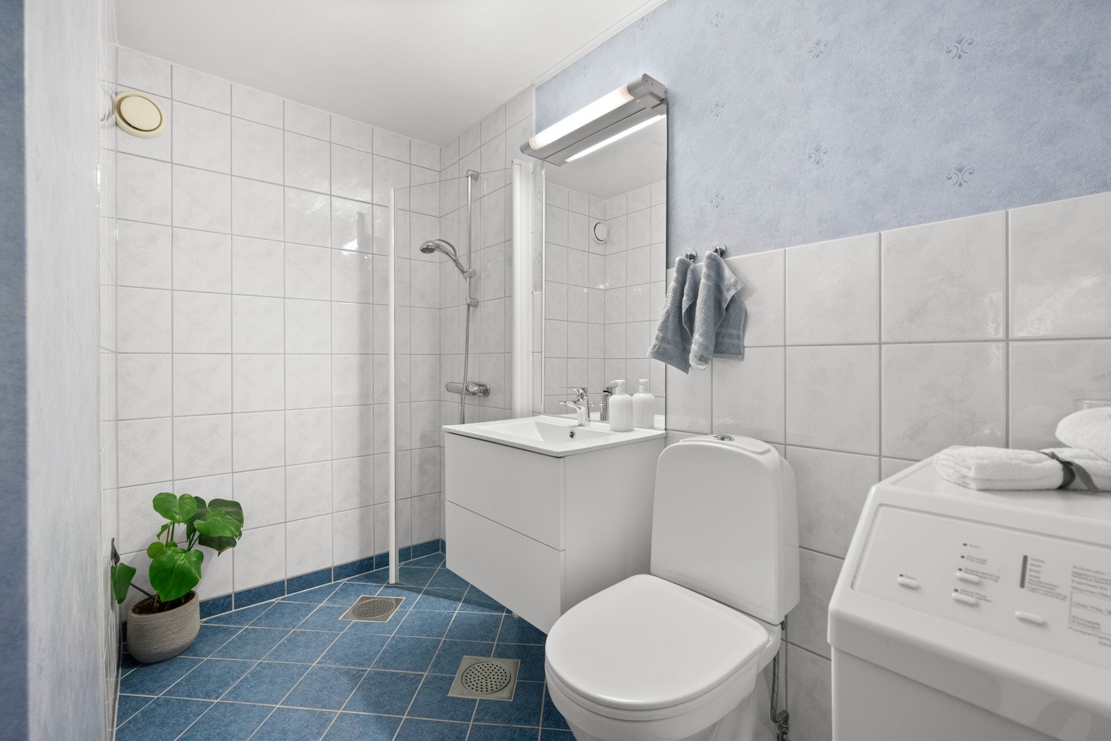 Det ble gjort oppgraderinger på badet i 2003 med bla. nye varmekabler og membran. Nytt servantskap og servant i 2024. Galleribilde
