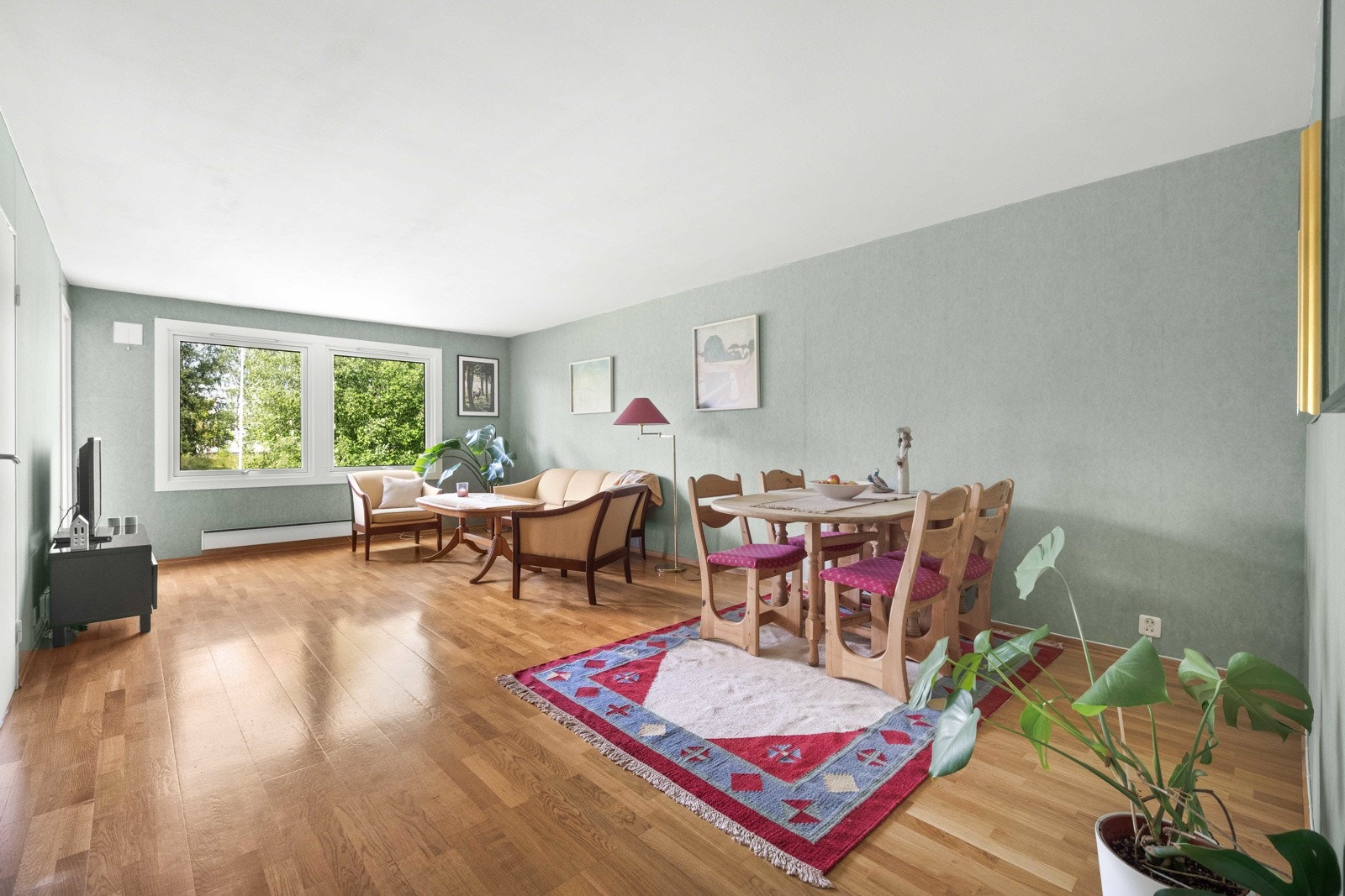 Dette er en lys og gjennomgående 4-roms leilighet beliggende i 1.etasje med enkel adkomst Galleribilde