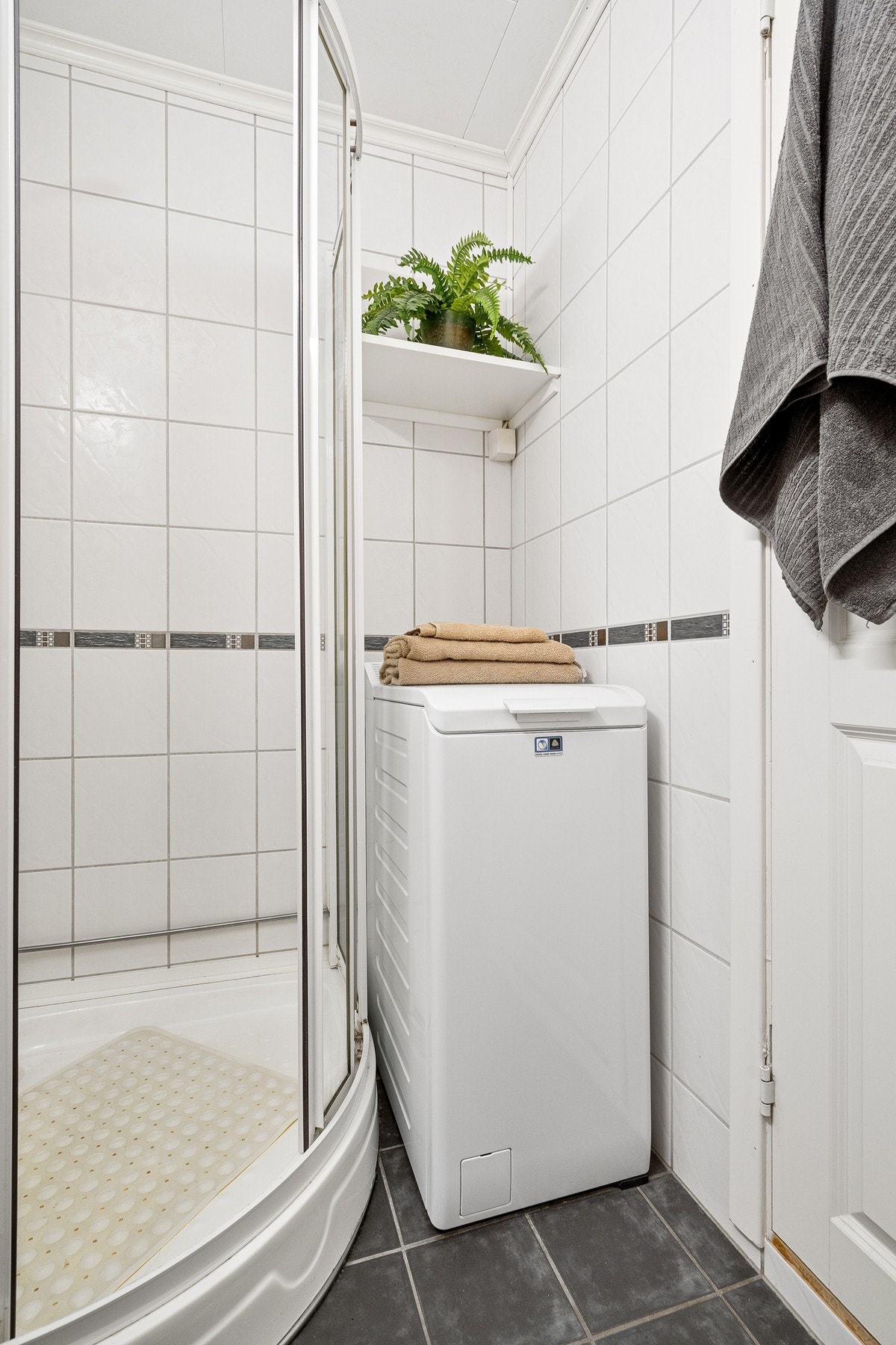 Det er opplegg for vaskemaskin på badet. Galleribilde