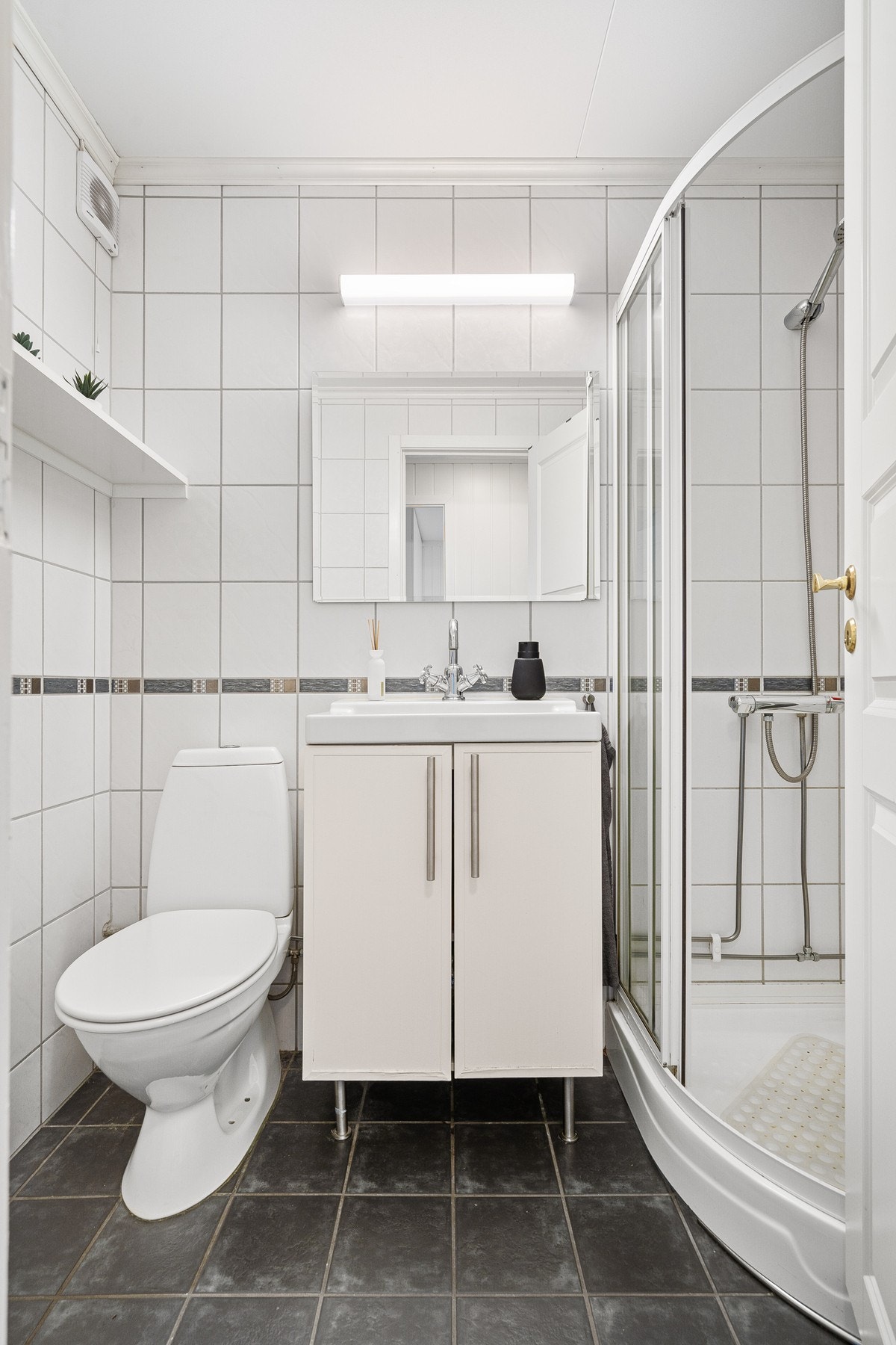 Flislagt bad med varmekabler i gulvet. Det er også montert ny termostat fra SG. Galleribilde