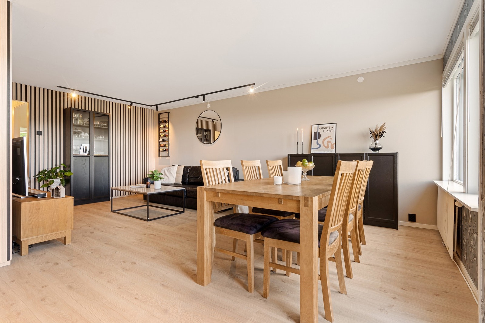 Stor og åpen stue-/ kjøkkenløsning som måler 29,5 kvm. Galleribilde