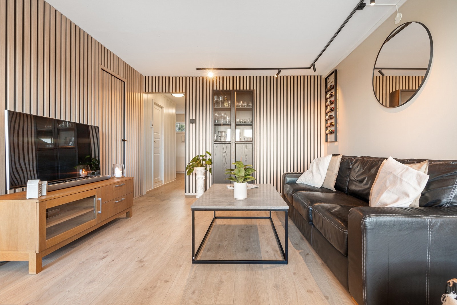 Stua er pusset opp med spileplater og "walls to paint" plater i deler av stuen og bak kjøkkenet. Det er montert spotskinner fra SG i stue og kjøkken. Dette ble gjort i 2023. Galleribilde