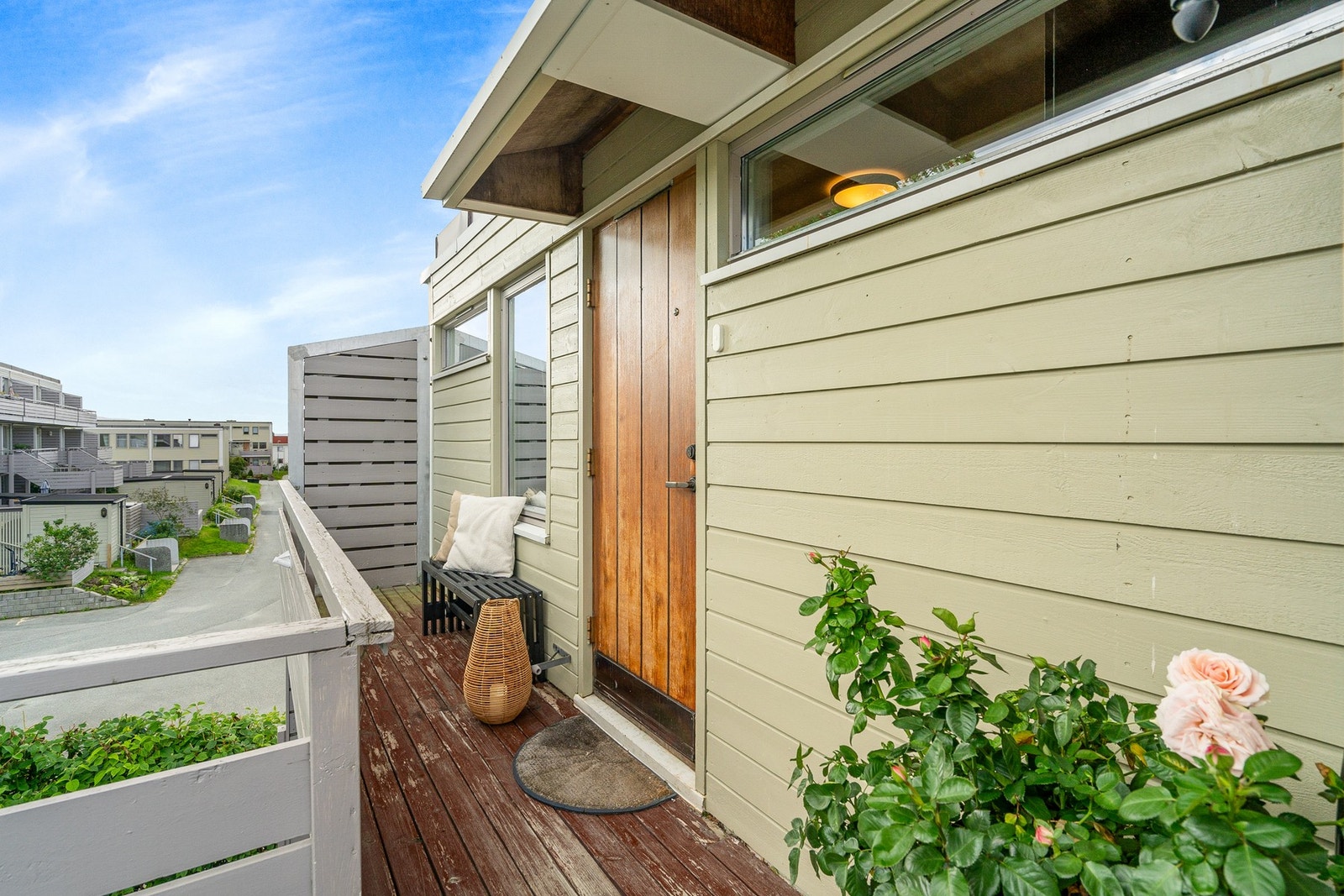 Solrikt inngangsparti hvor man kan nyte morgensola fra tidlig morgen til ca. 11 tiden midtsommers ifølge selger. Galleribilde